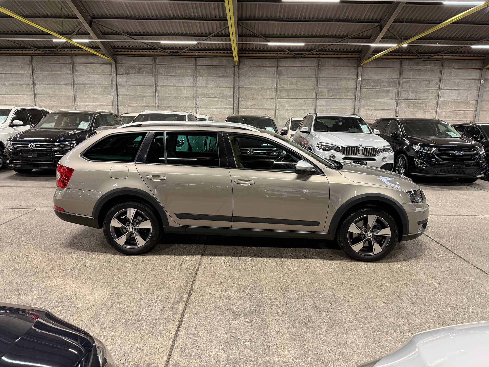 SKODA Octavia Combi 1.8 TSI Scout 4x4 DSG-showroom-element-2