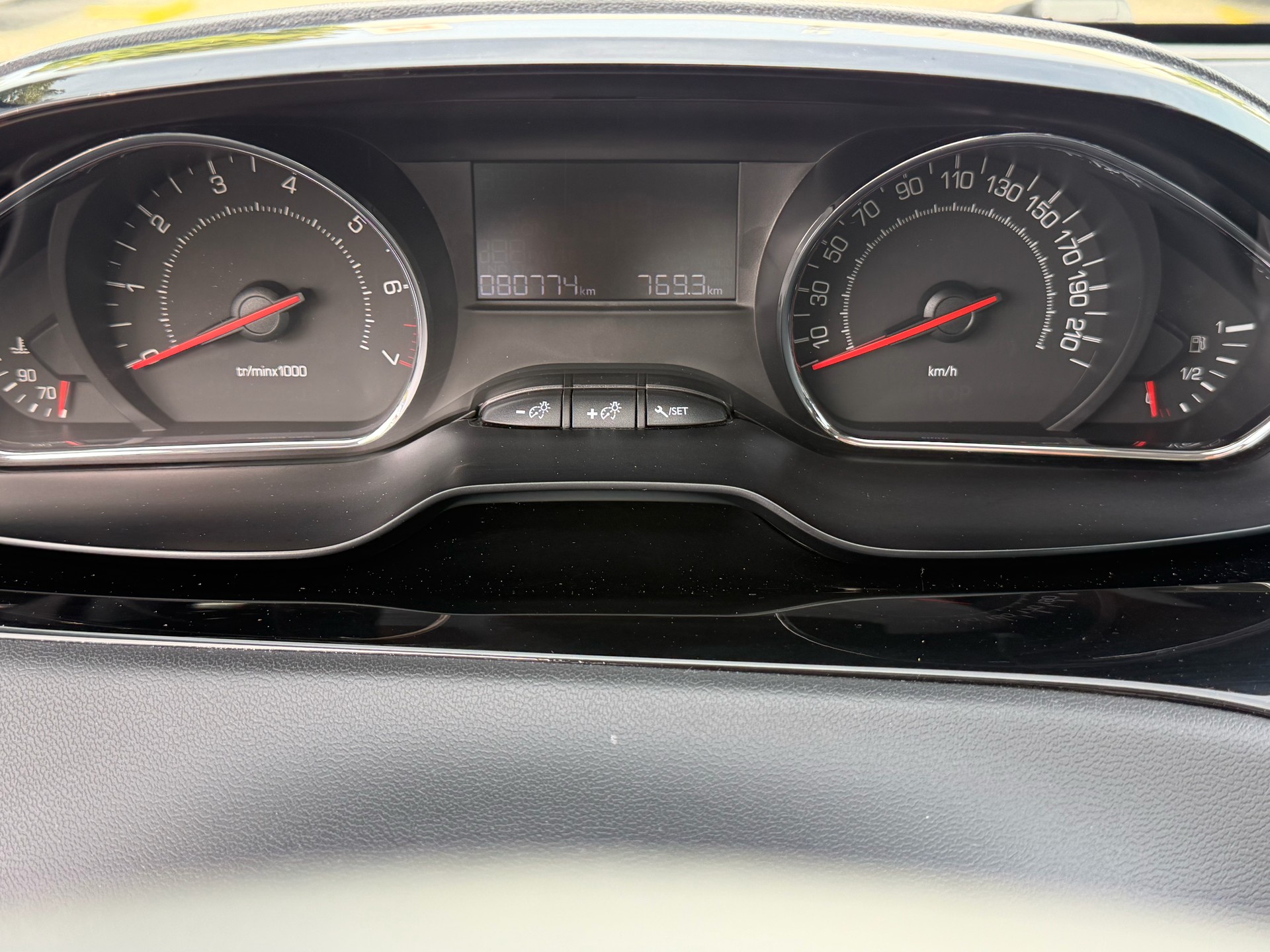 PEUGEOT 208 1.2 e-VTI Active EGS5-image-16