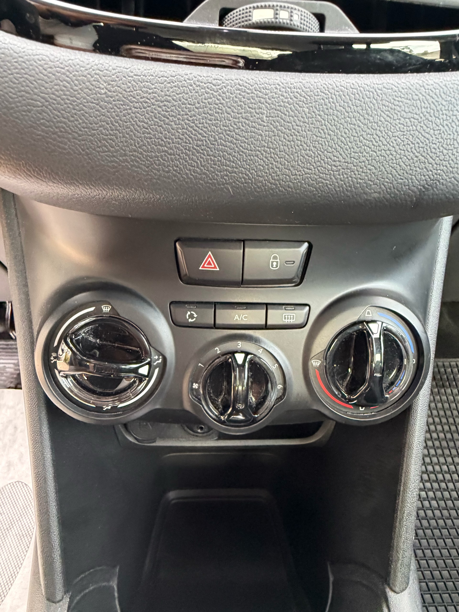 PEUGEOT 208 1.2 e-VTI Active EGS5-image-15