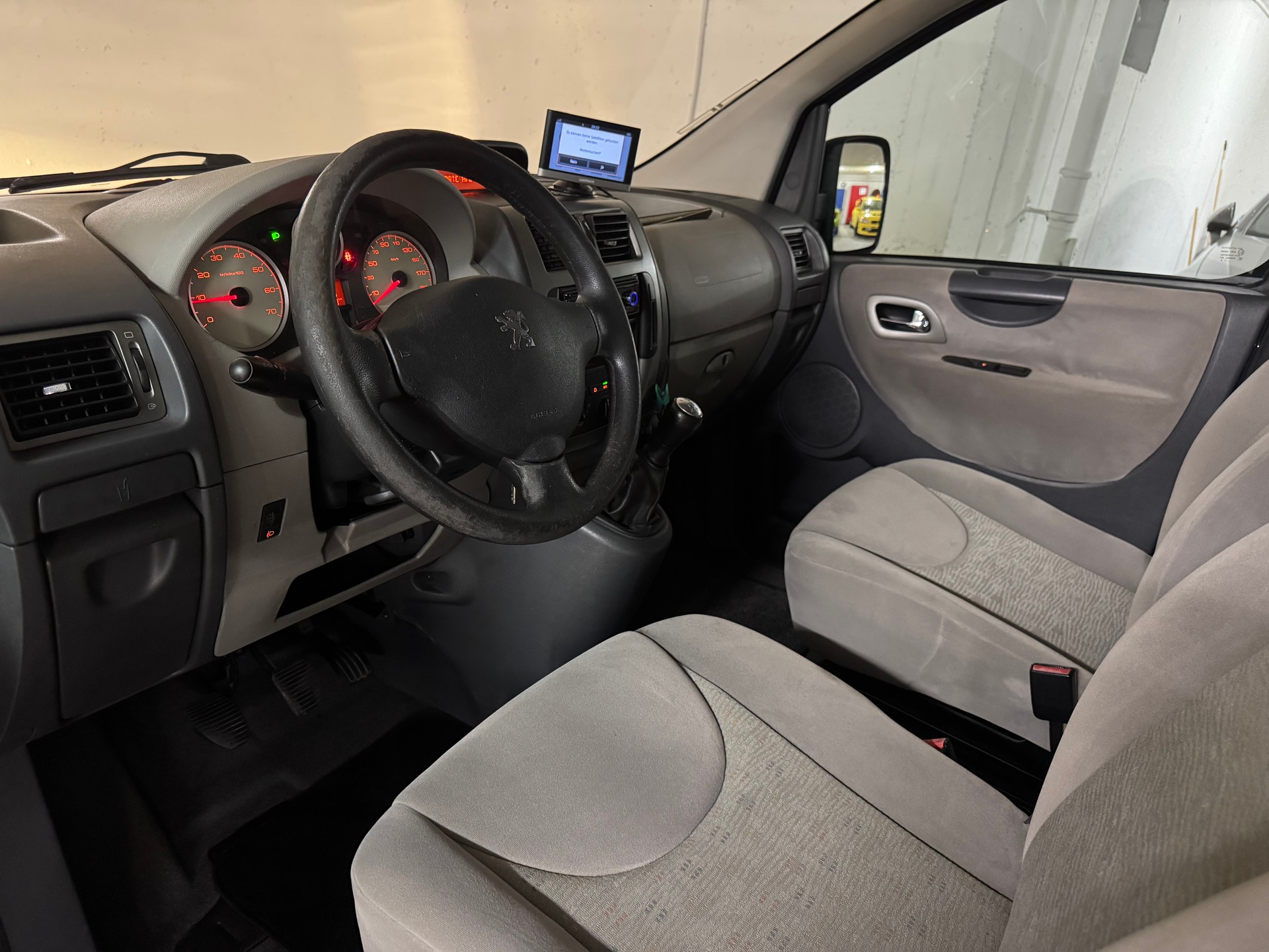 PEUGEOT Expert Tepee 1.6 HDi Confort L1-image-7