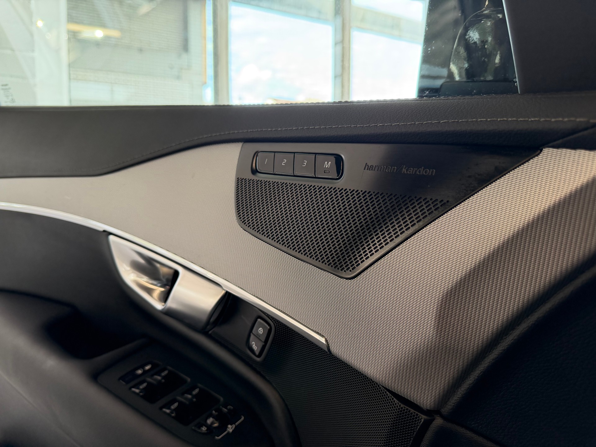 VOLVO XC90 T8 eAWD PluginHybrid Plus Dark Geartronic-image-16