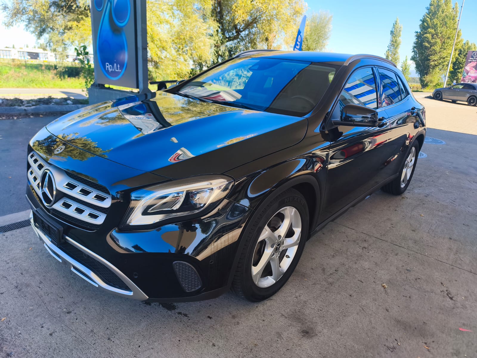 MERCEDES-BENZ GLA 220 AMG Line 4Matic 7G-DCT-showroom-element-3