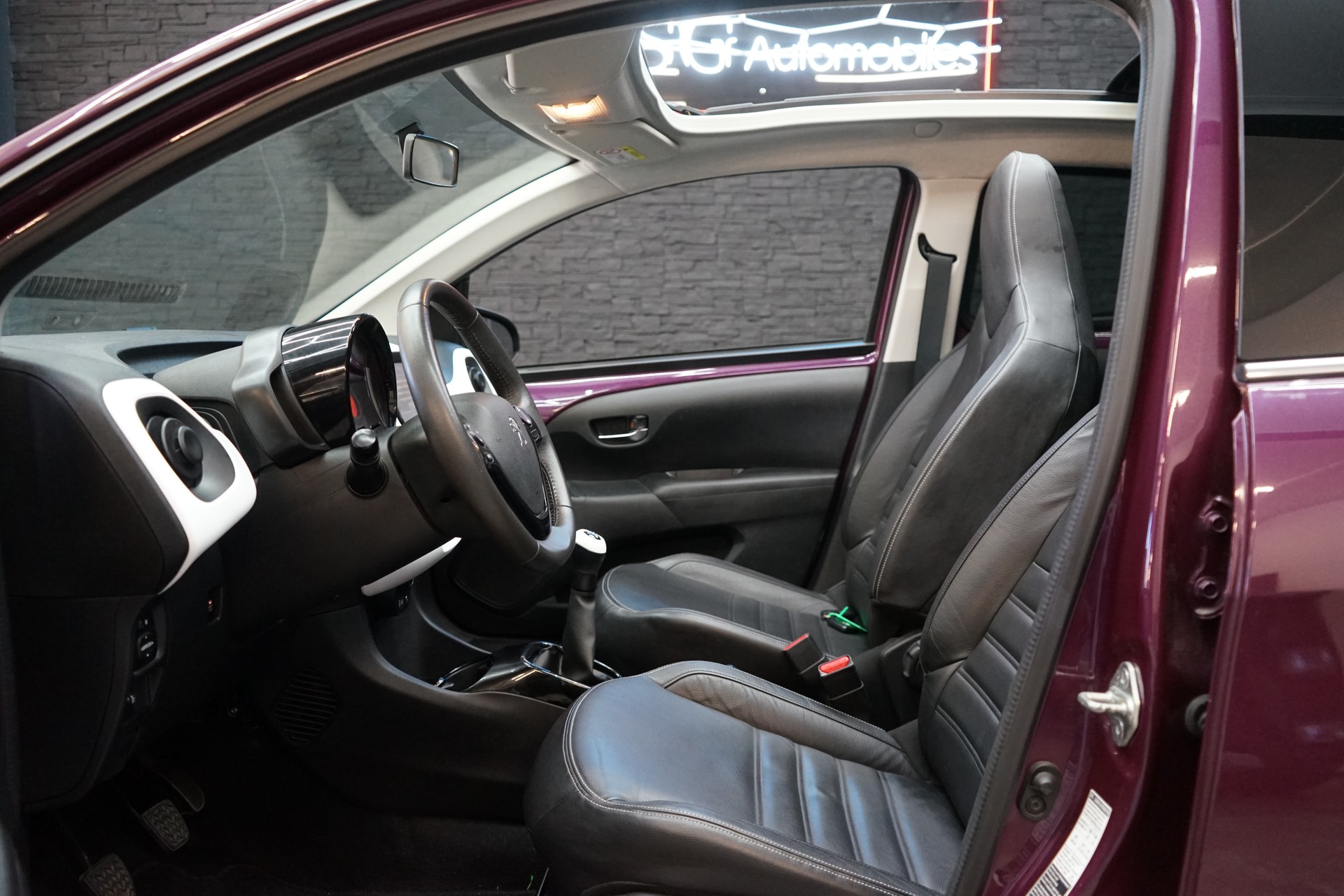 PEUGEOT 108 1.2 VTi Allure Top-showroom-element-3