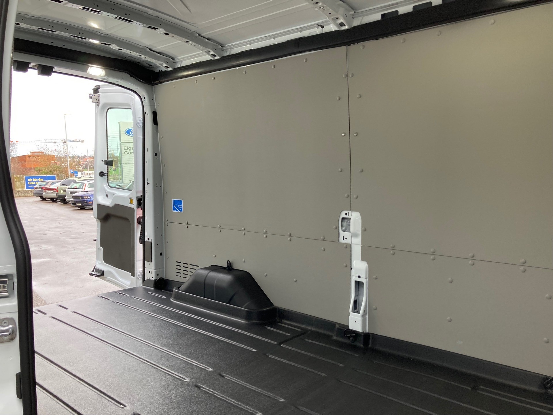 FORD E-Transit Van 350 L3 Trend RWD 68kWh-image-11