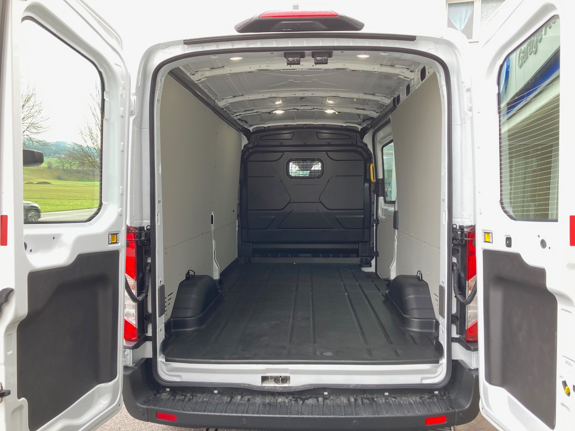 FORD E-Transit Van 350 L3 Trend RWD 68kWh-image-10