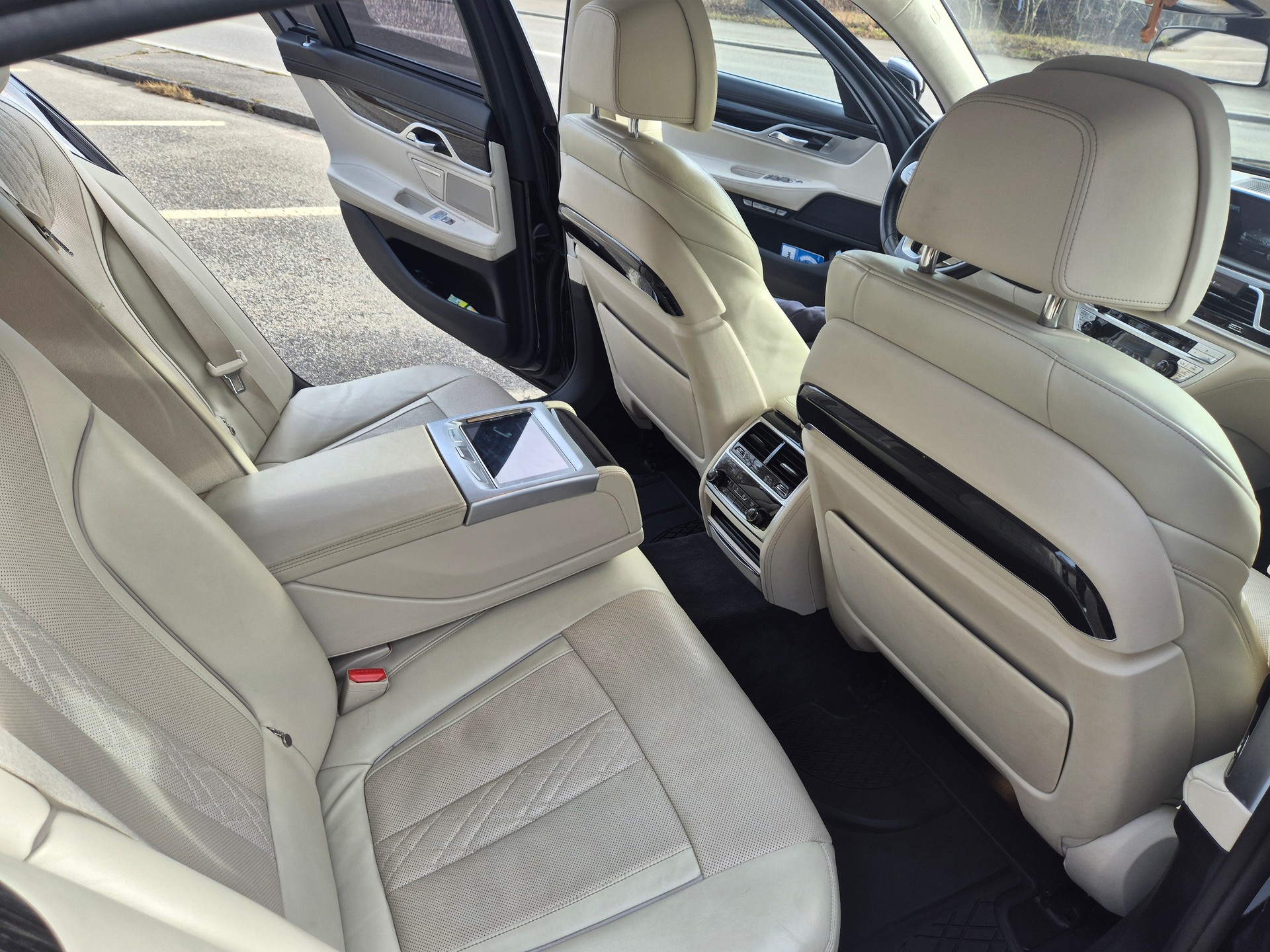 BMW 750i xDrive Steptronic-image-15