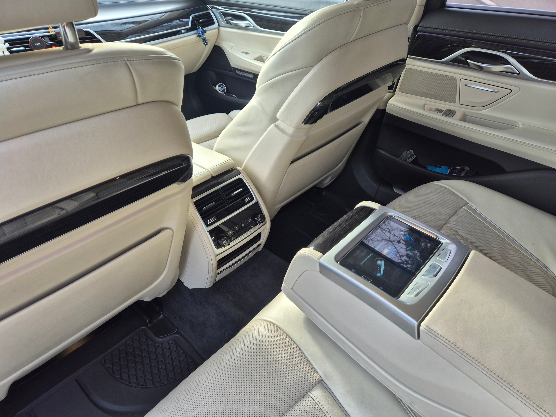 BMW 750i xDrive Steptronic-image-12