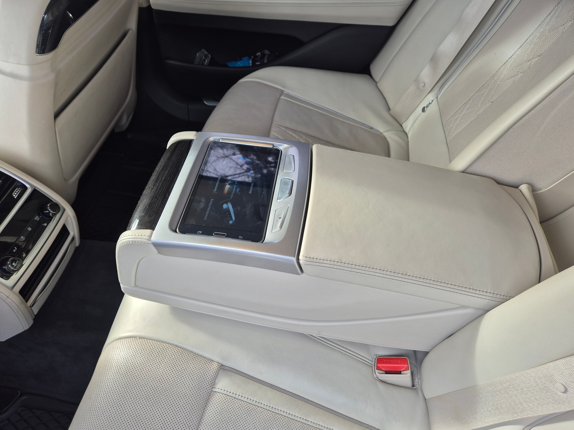 BMW 750i xDrive Steptronic-image-11