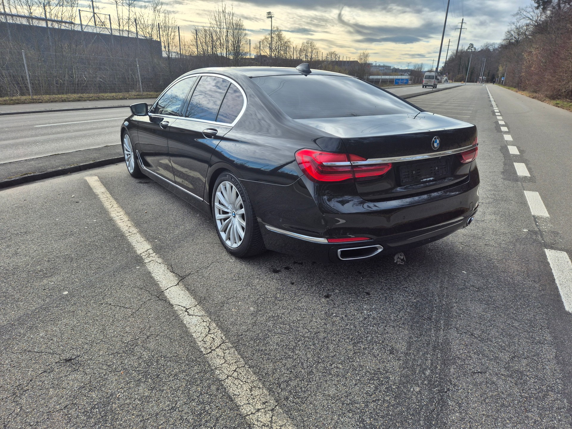 BMW 750i xDrive Steptronic-image-3