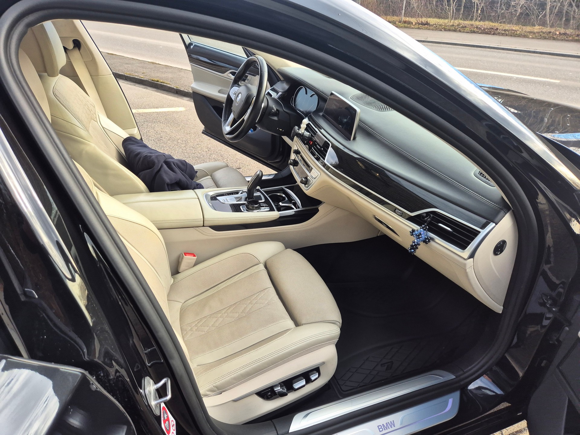 BMW 750i xDrive Steptronic-image-16