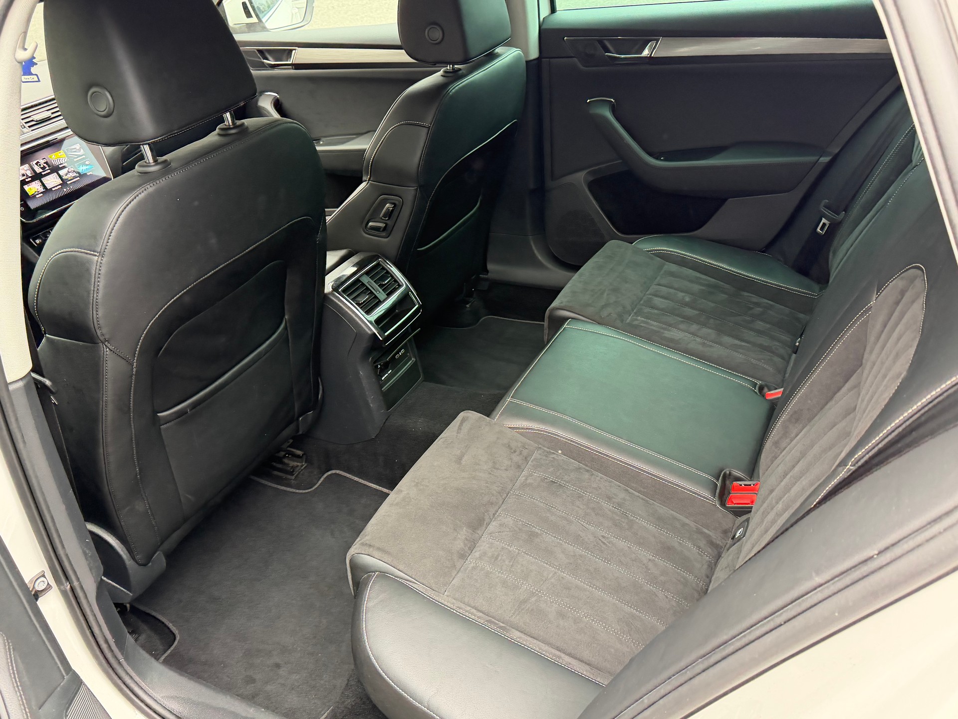 SKODA Superb Combi 2.0 TDi Style DSG-image-11