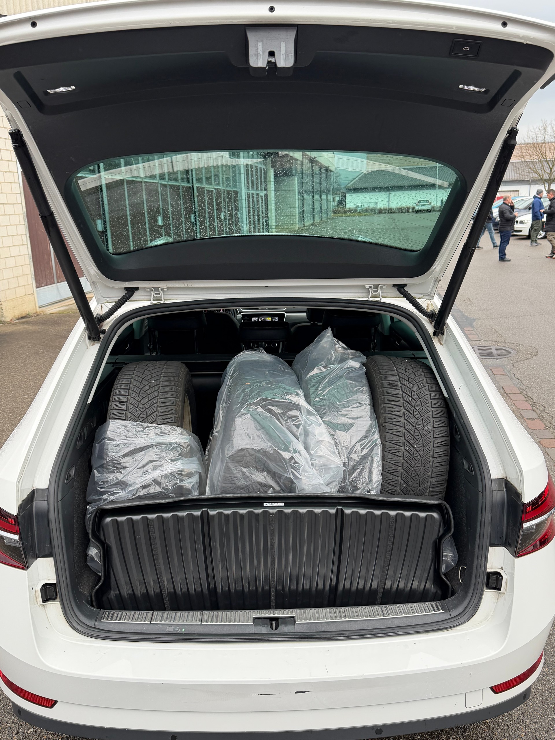 SKODA Superb Combi 2.0 TDi Style DSG-image-8