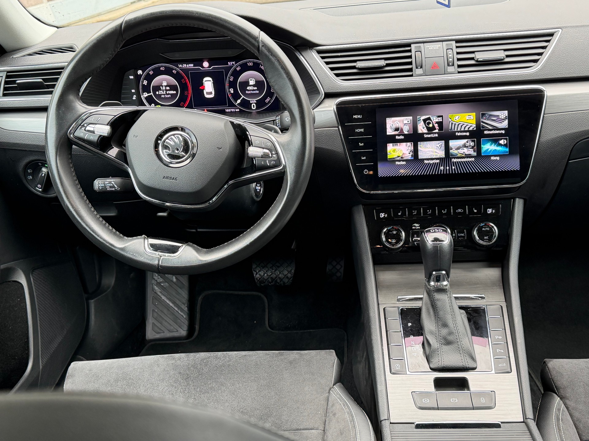 SKODA Superb Combi 2.0 TDi Style DSG-image-9