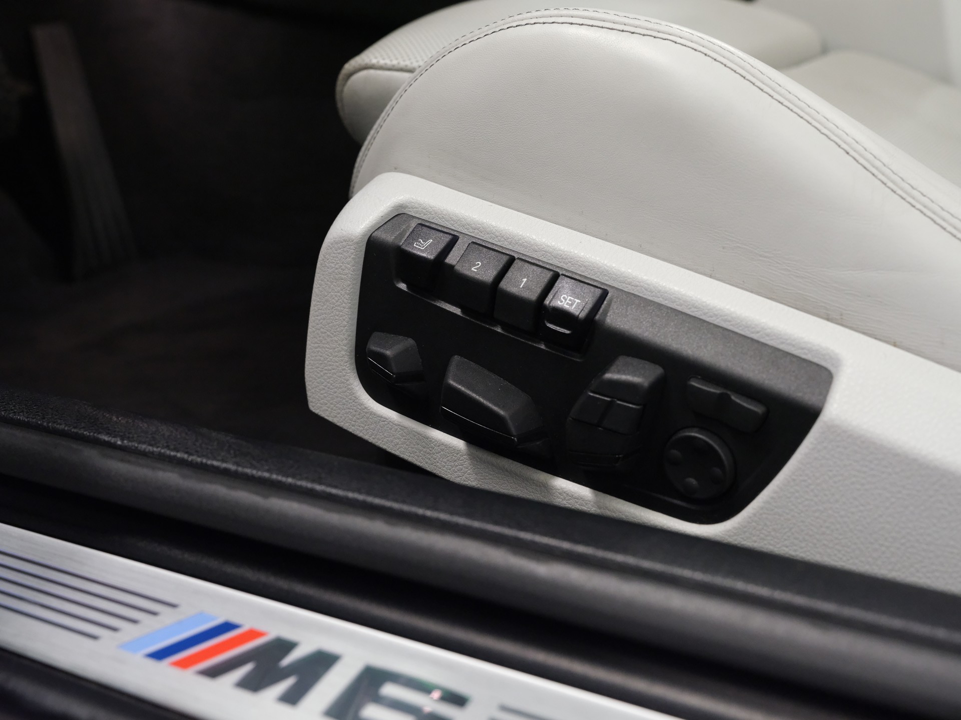 BMW M6 Cabrio Competition Drivelogic *Softclose* *Head-Up* *Harman/Kardon* *Memory-Sitz*-image-20