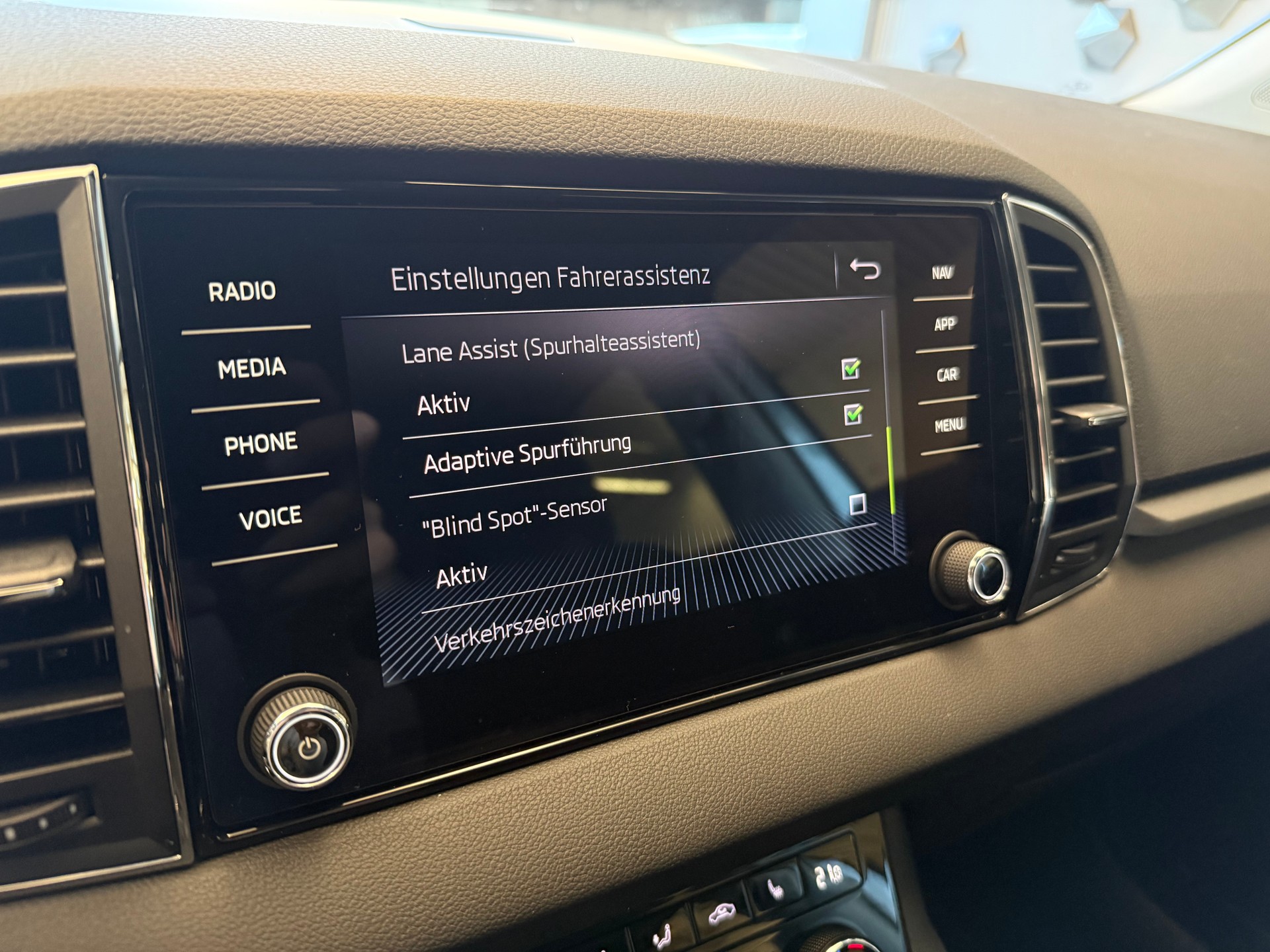 SKODA Karoq 2.0 TDI CR Ambition 4x4 DSG-image-17