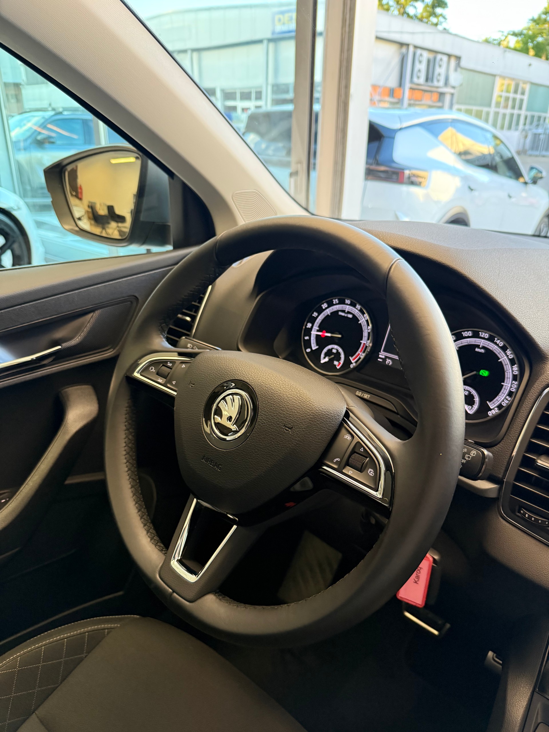 SKODA Karoq 2.0 TDI CR Ambition 4x4 DSG-image-13