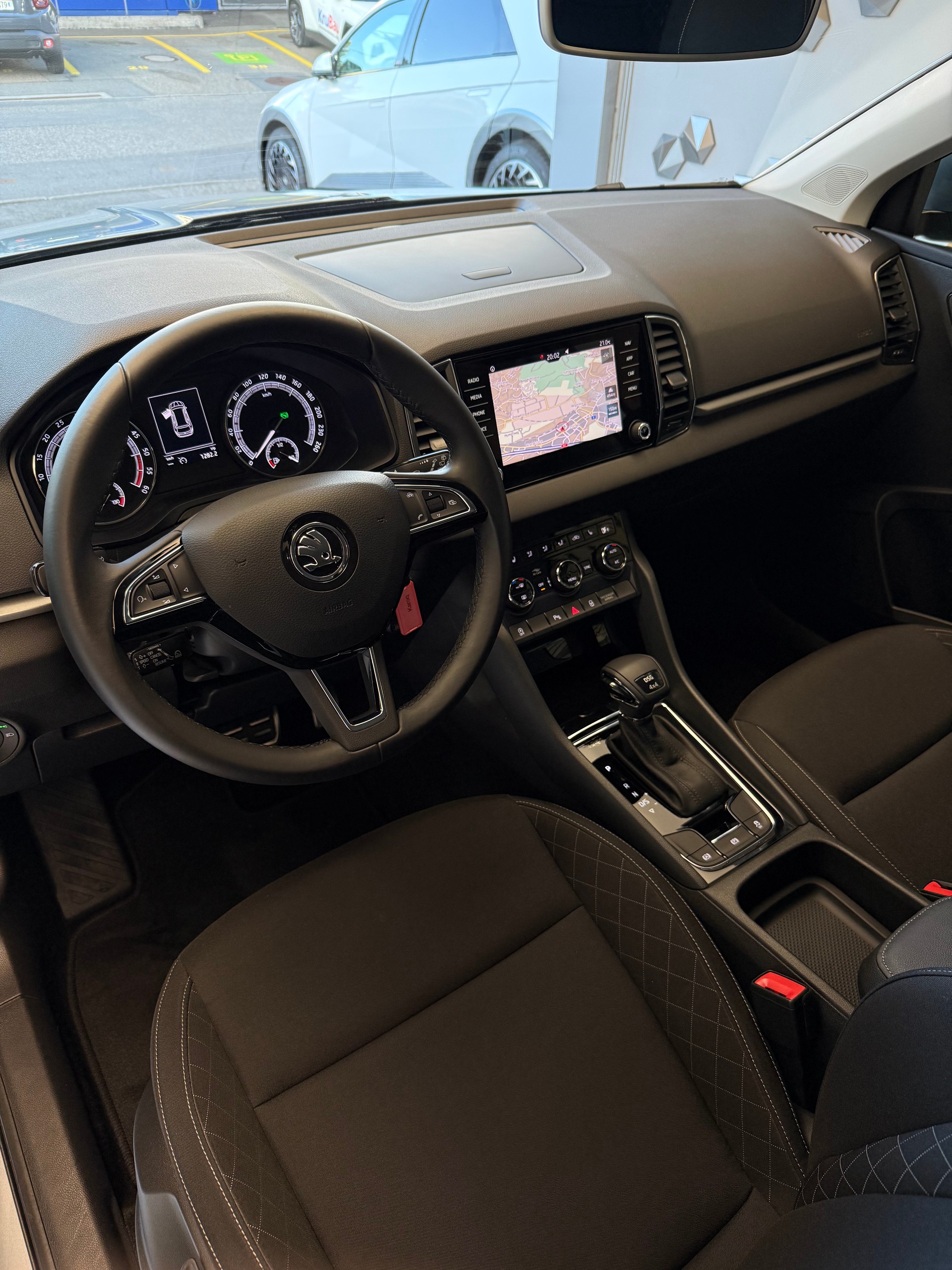 SKODA Karoq 2.0 TDI CR Ambition 4x4 DSG-image-4