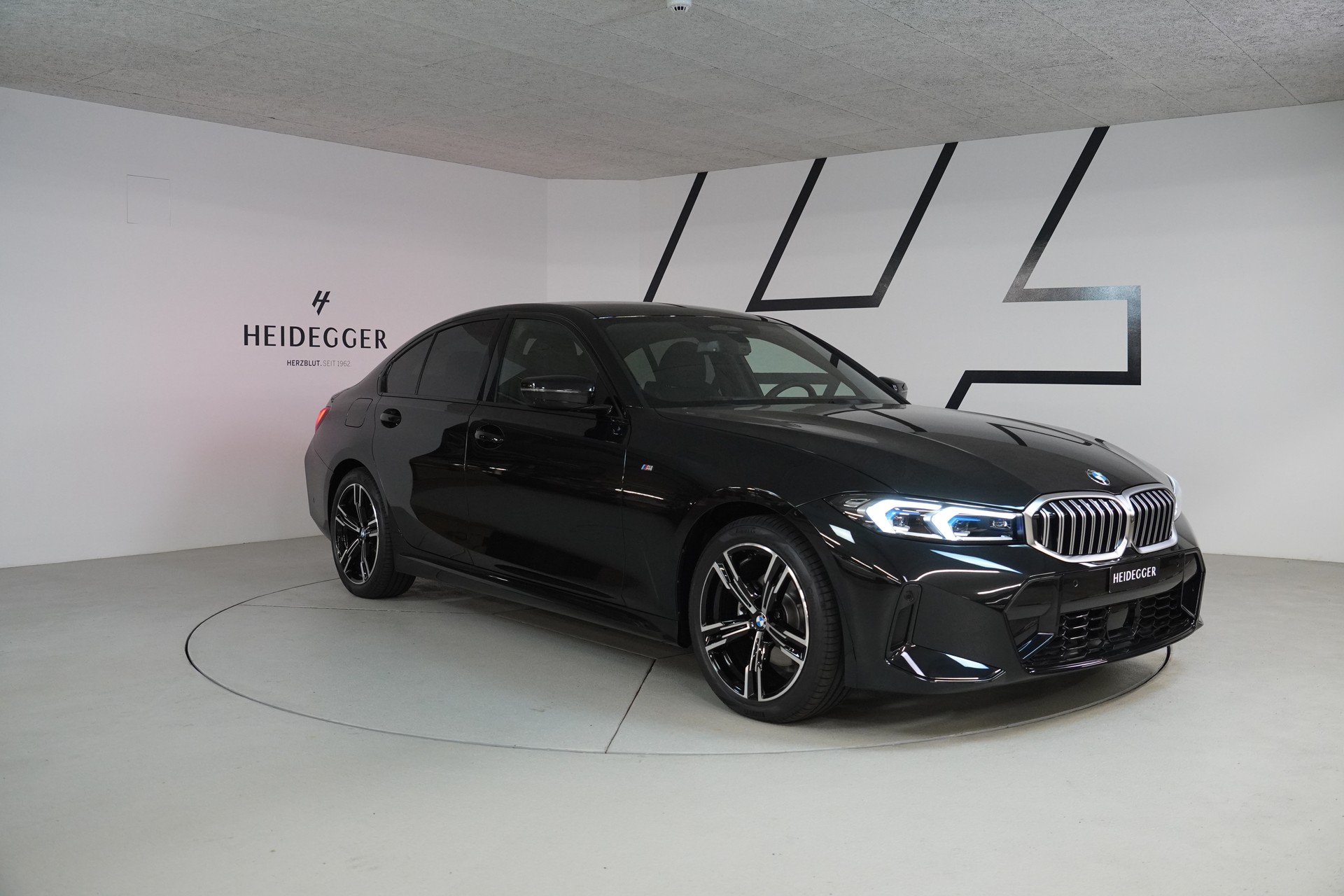 BMW 320d xDrive 48V Steptronic M Sport-showroom-element-2
