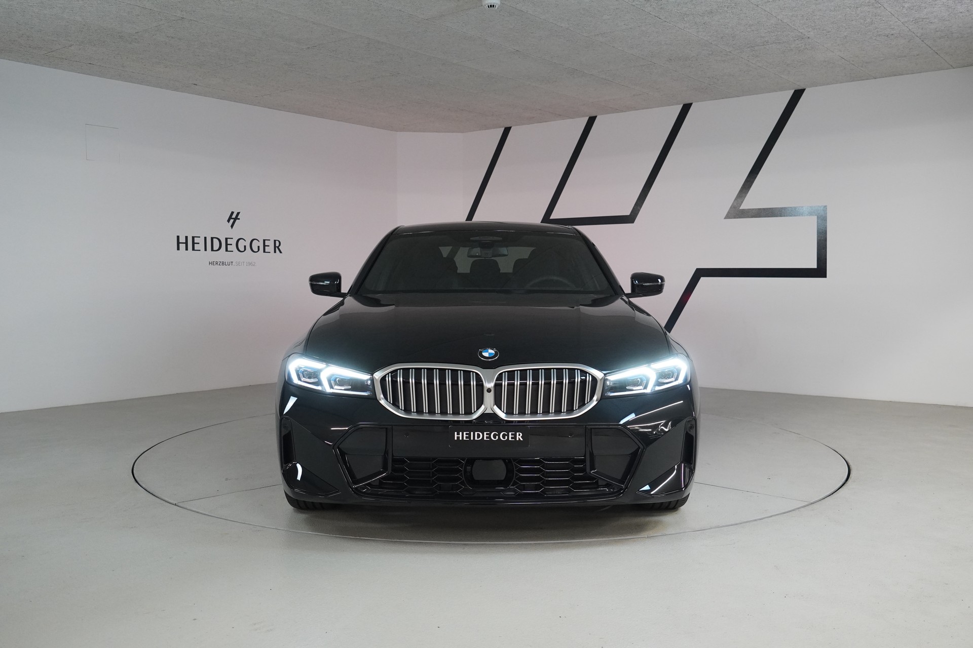 BMW 320d xDrive 48V Steptronic M Sport-showroom-element-1