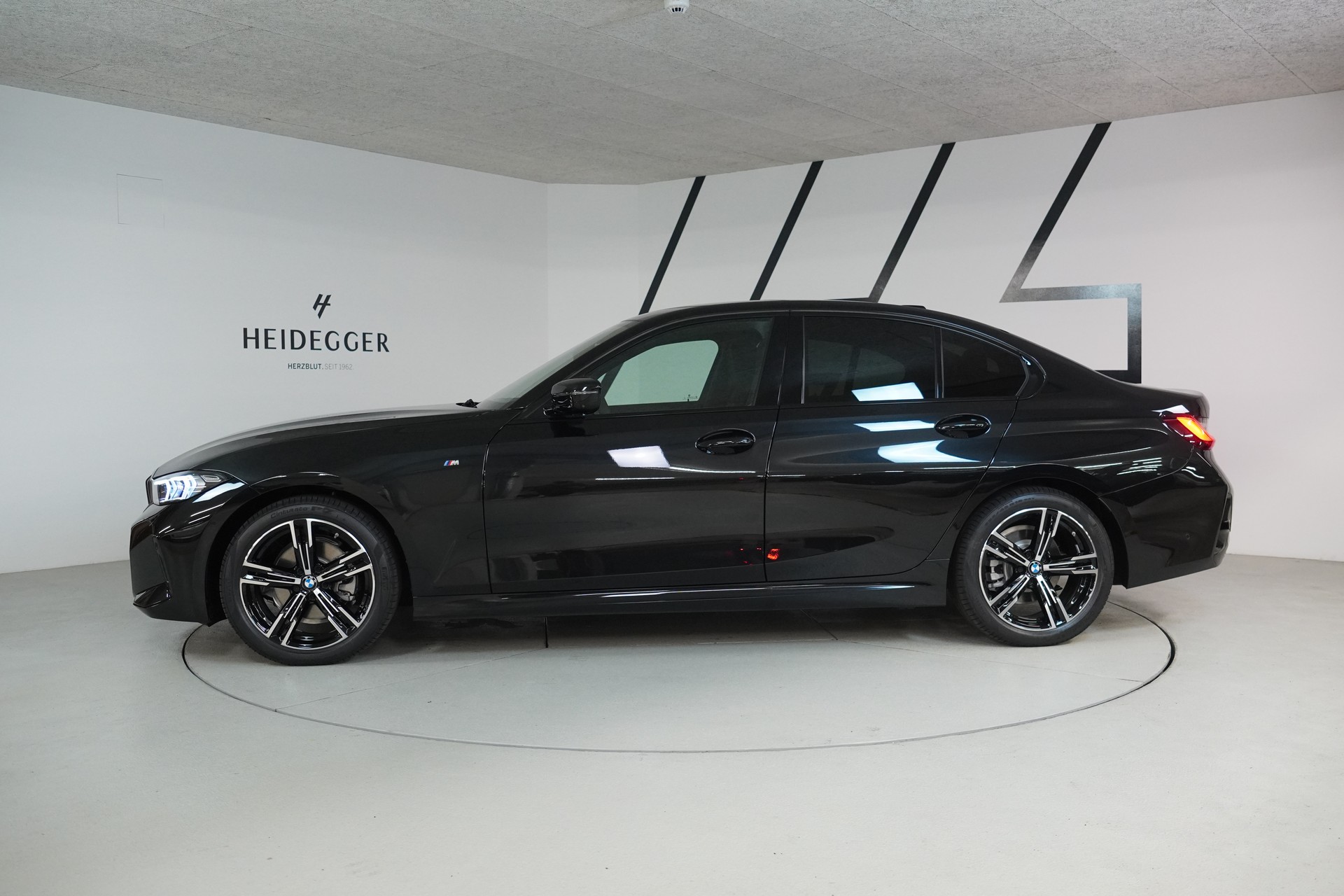 BMW 320d xDrive 48V Steptronic M Sport-showroom-element-3