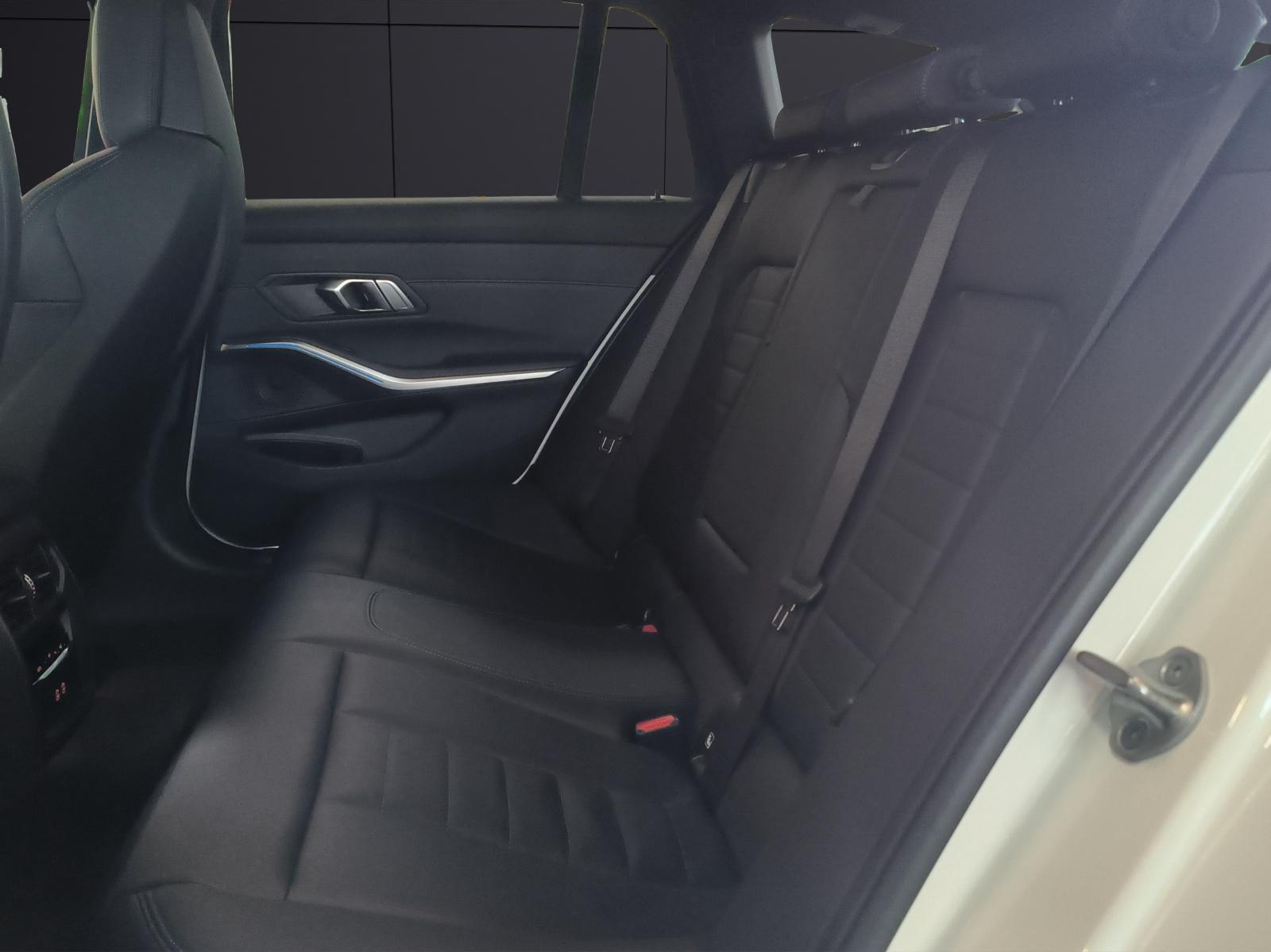 BMW 330e xDrive SAG Touring-image-12