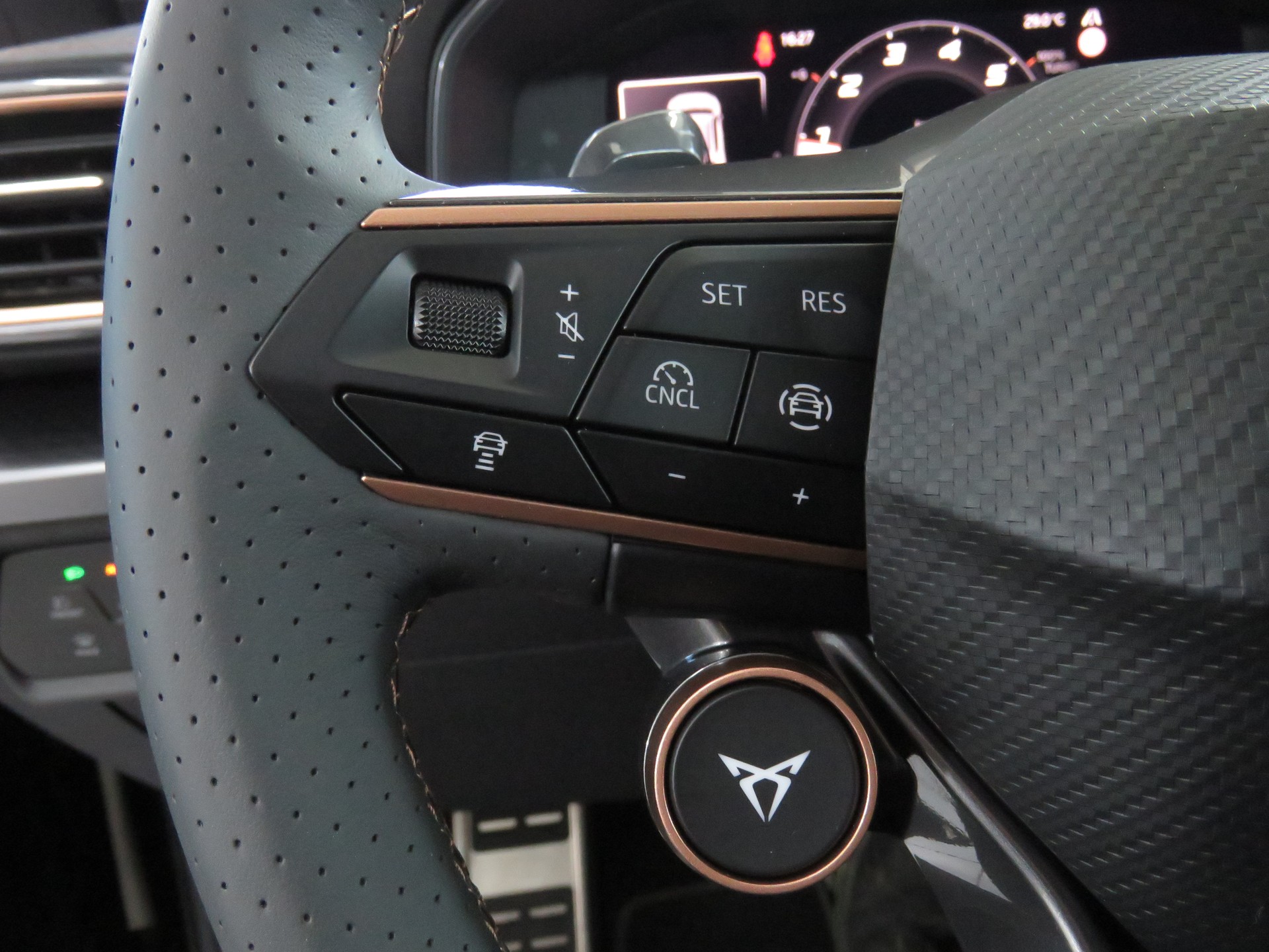 CUPRA Formentor 1.5 TSI Hybrid DSG (Automat)-image-23