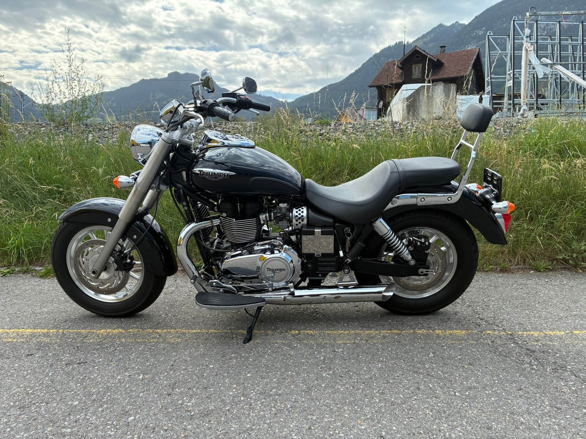 TRIUMPH America 900 i LT-image-1