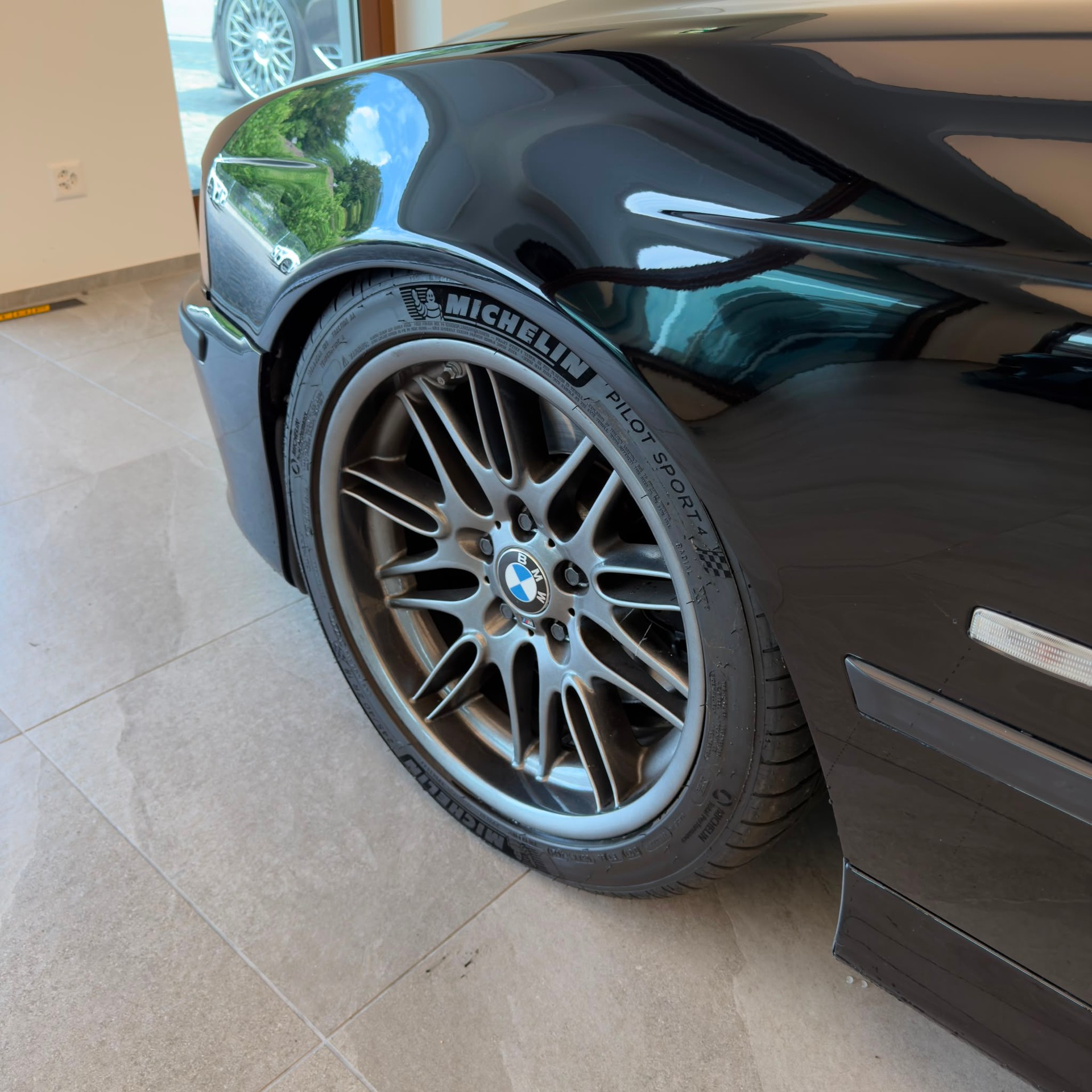BMW M5 Facelift-showroom-element-3