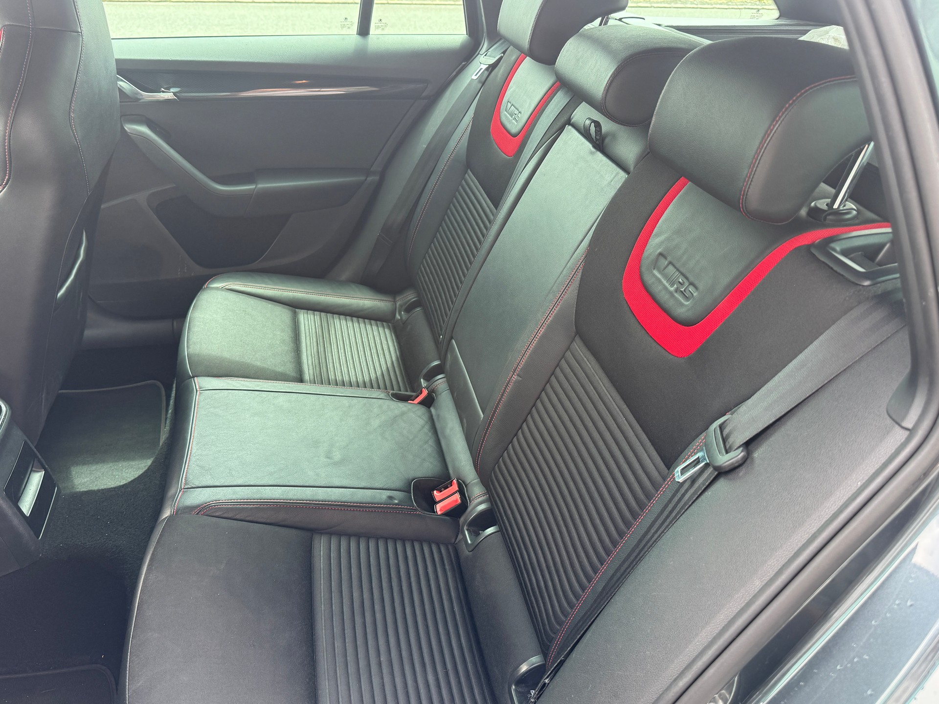 SKODA Octavia Combi 2.0 TDI RS 4x4 DSG-image-9