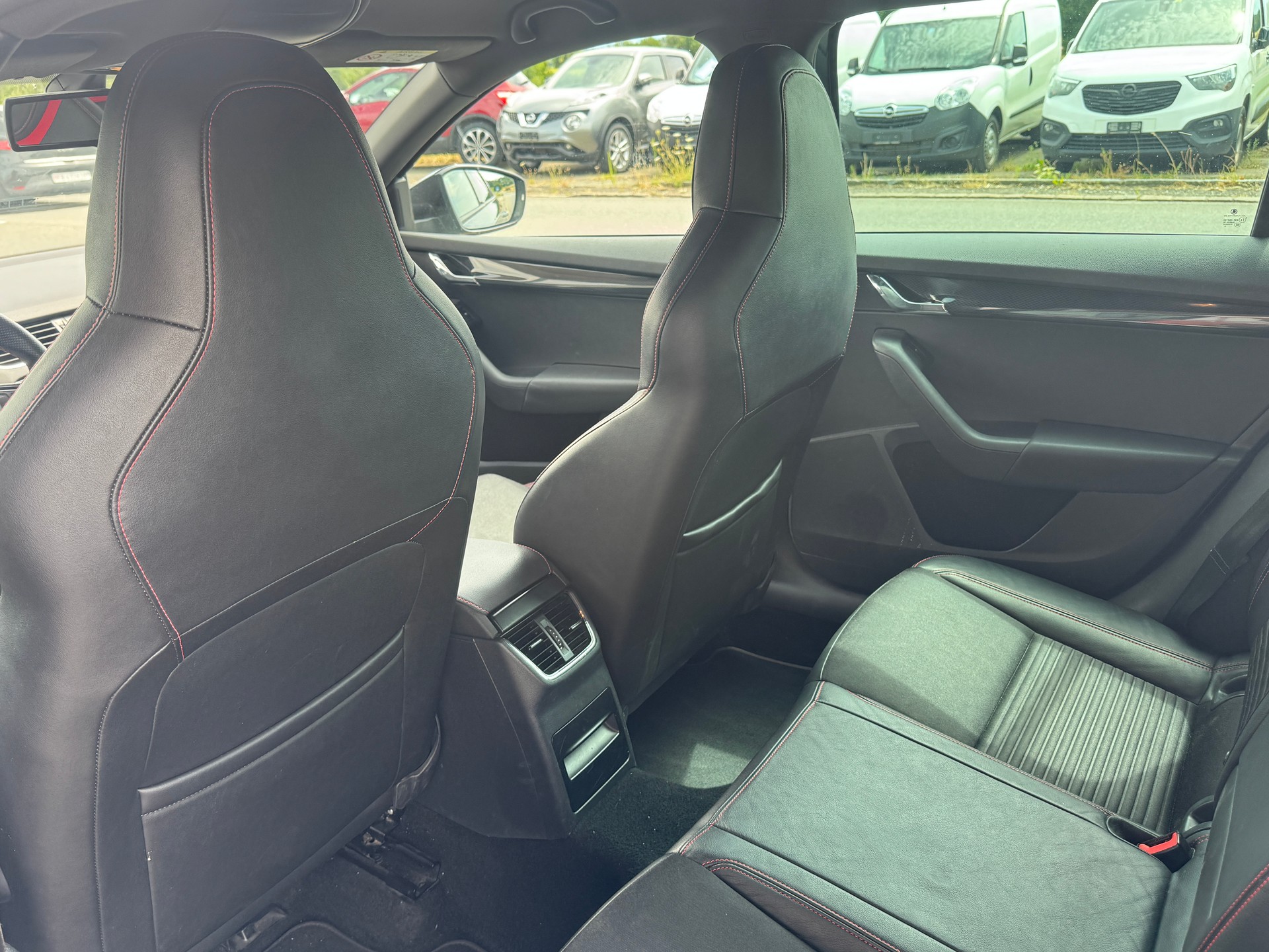 SKODA Octavia Combi 2.0 TDI RS 4x4 DSG-image-10