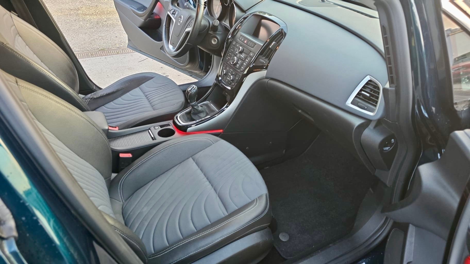 OPEL Astra SportsTourer 1.4i 16V Turbo Sport-image-9