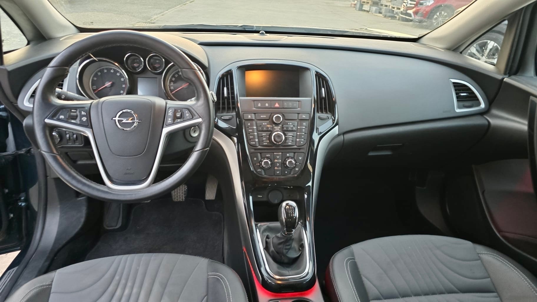 OPEL Astra SportsTourer 1.4i 16V Turbo Sport-image-8
