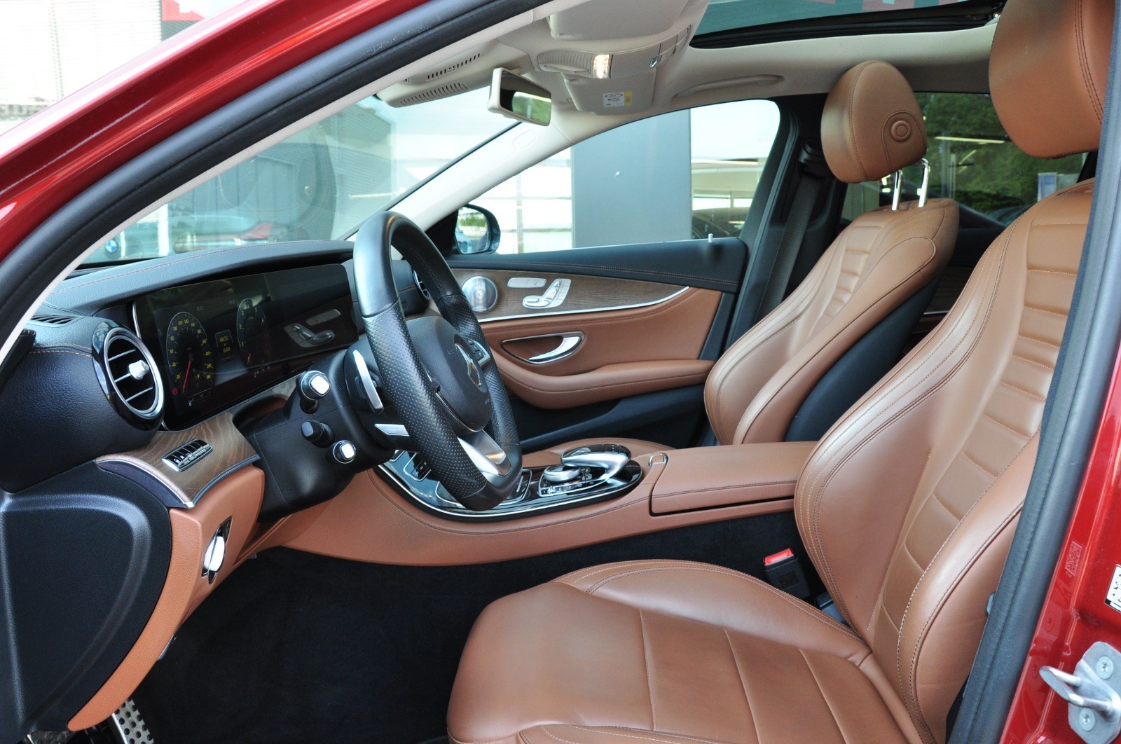 MERCEDES-BENZ E 200 AMG Line 4Matic 9G-Tronic-image-8
