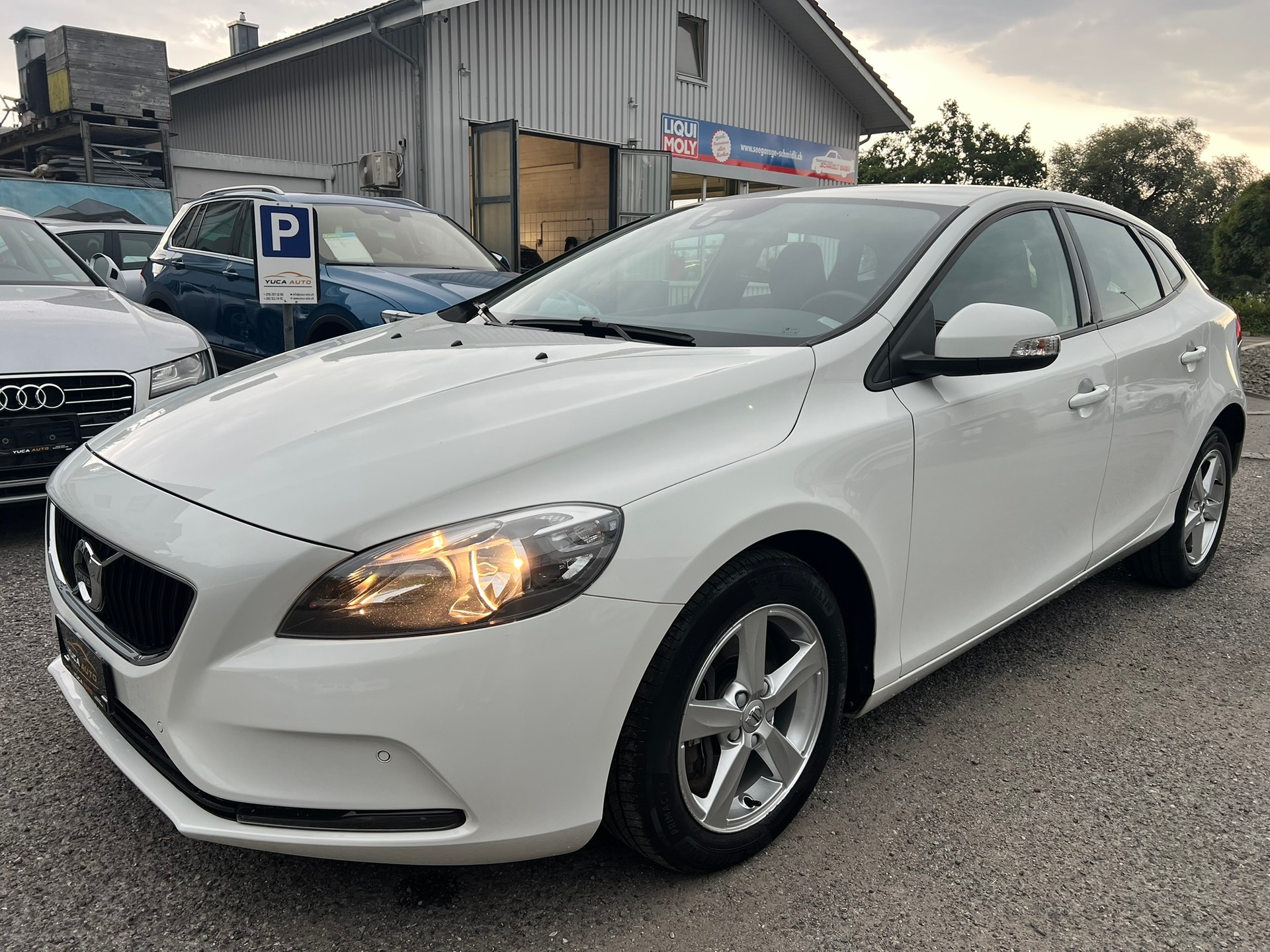 VOLVO V40 T2 Momentum Geartronic-showroom-element-1