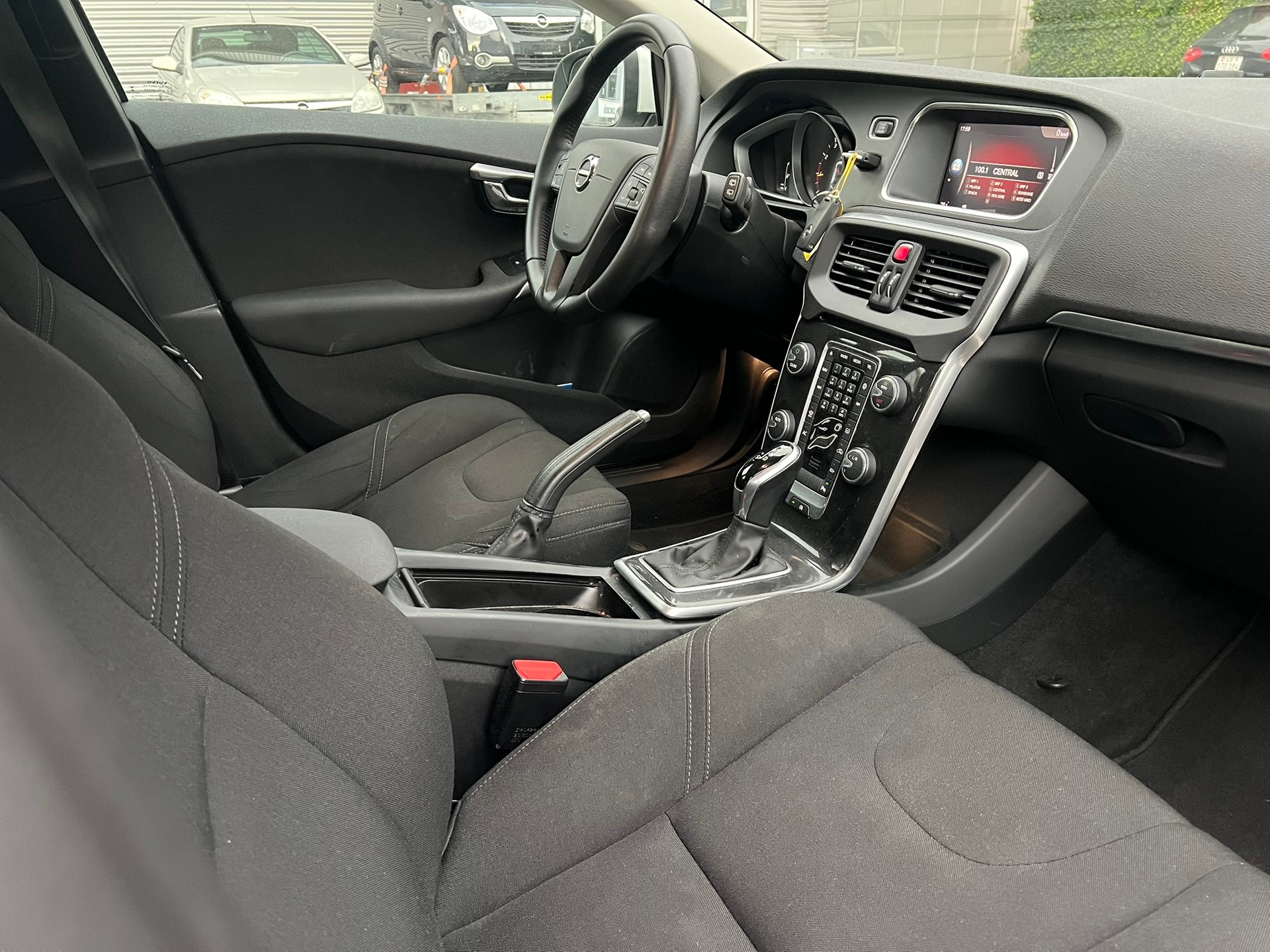 VOLVO V40 T2 Momentum Geartronic-image-15