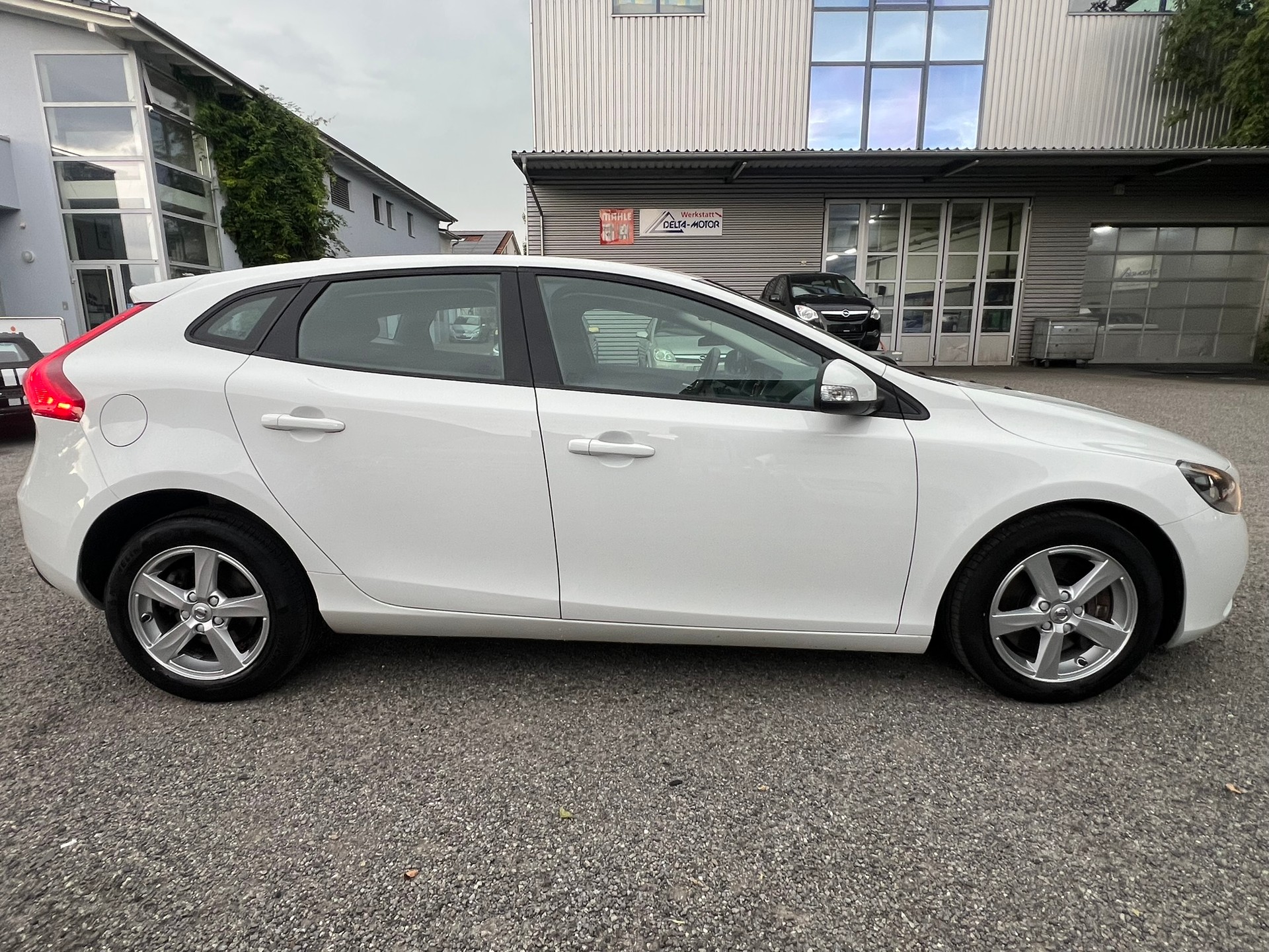 VOLVO V40 T2 Momentum Geartronic-image-6