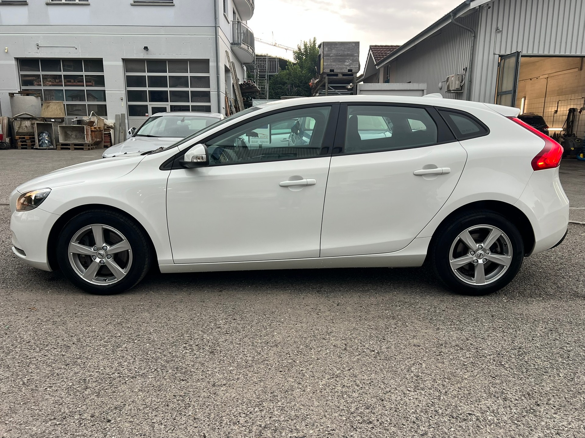 VOLVO V40 T2 Momentum Geartronic-showroom-element-2