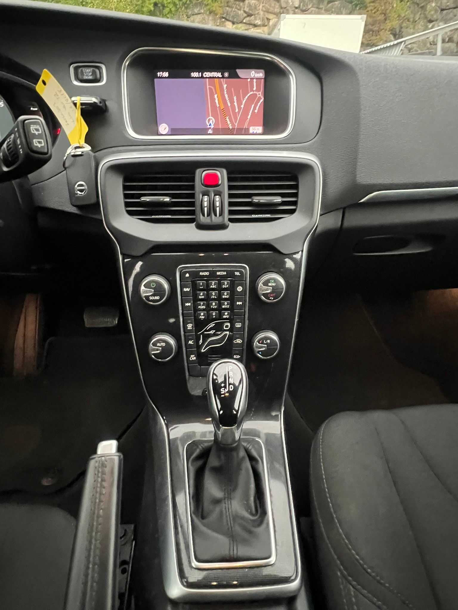 VOLVO V40 T2 Momentum Geartronic-image-12