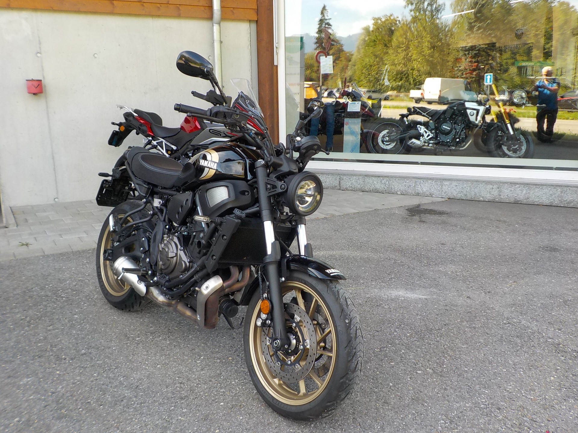 YAMAHA XSR 700-image-1