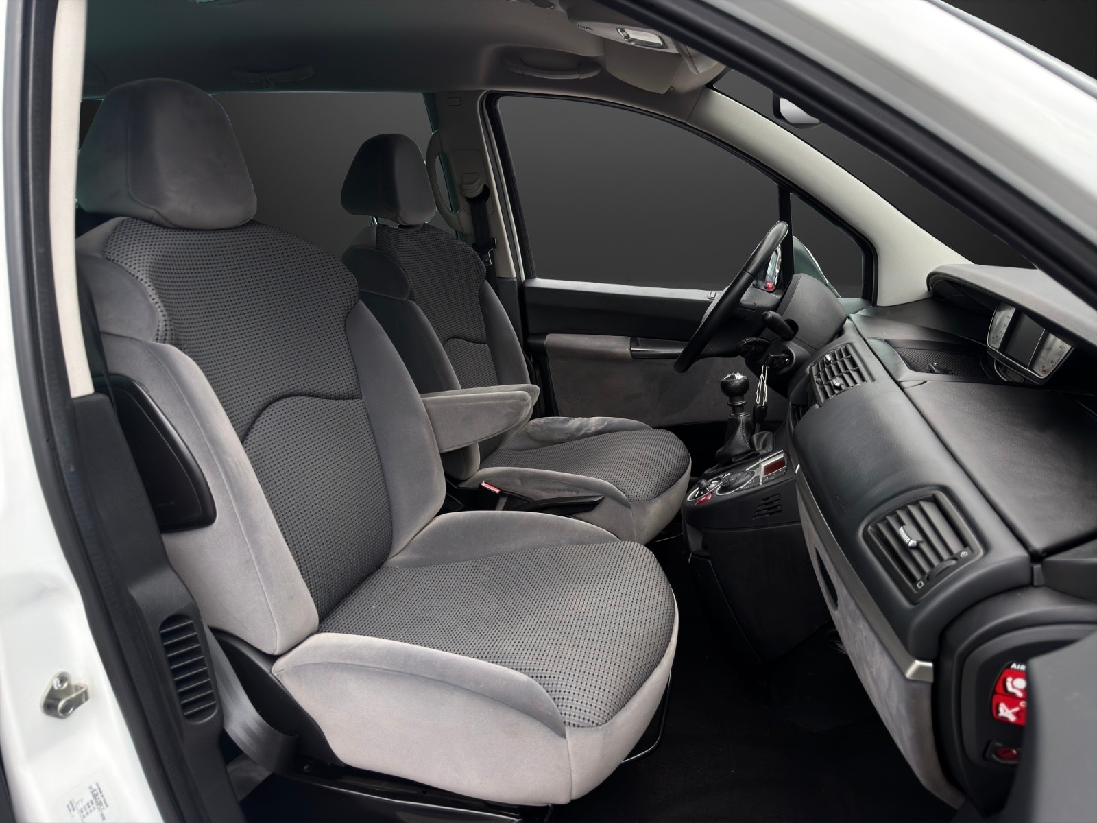PEUGEOT 807 2.0 16V HDi Active-image-8