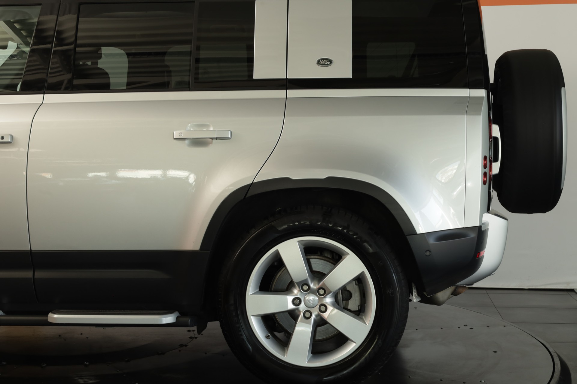 LAND ROVER Defender 110 P400 I6 First Edition 3.0 MHEV AT8-image-23