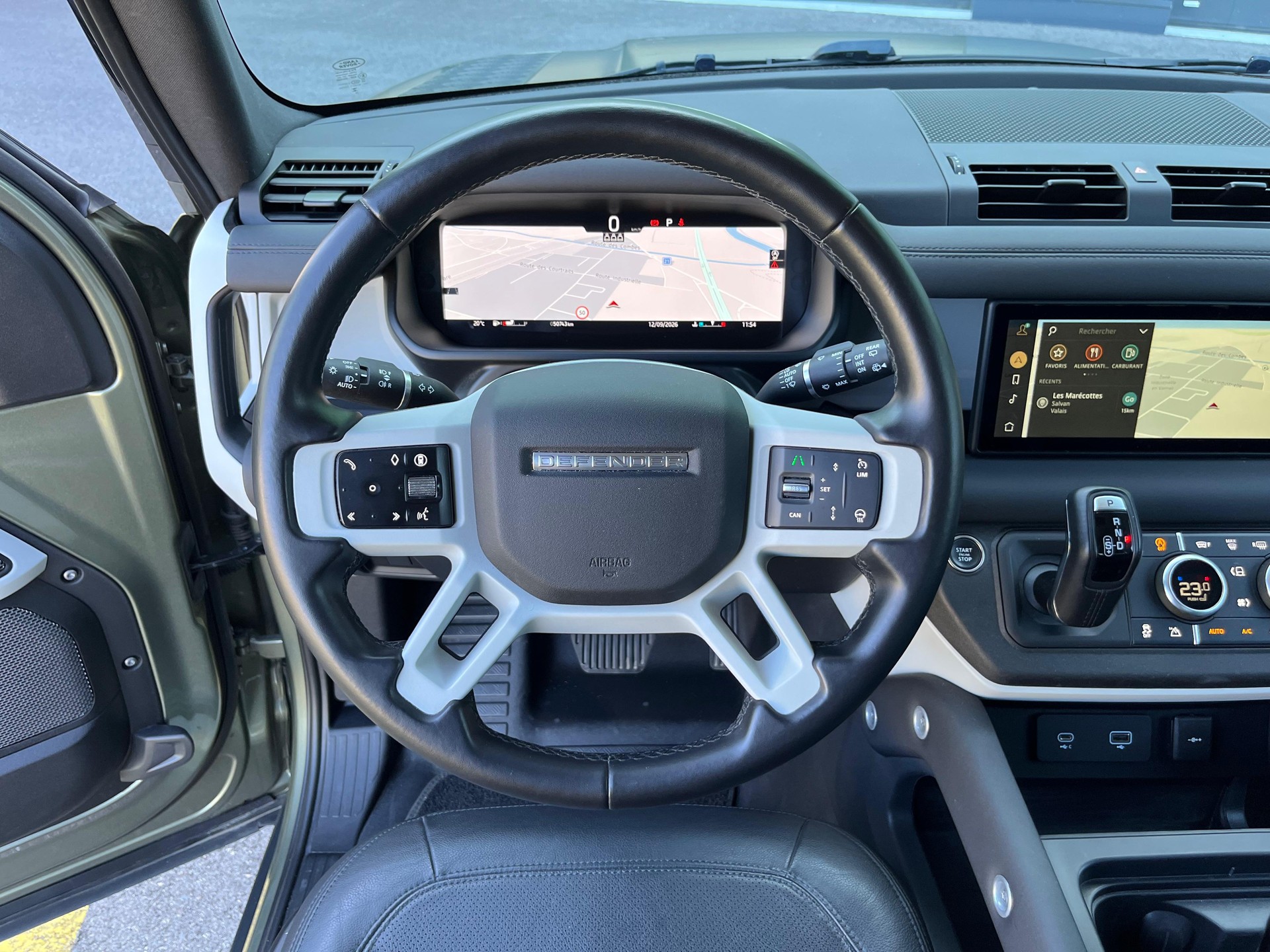LAND ROVER Defender 90 3.0D I6 200 SE AT8-image-12