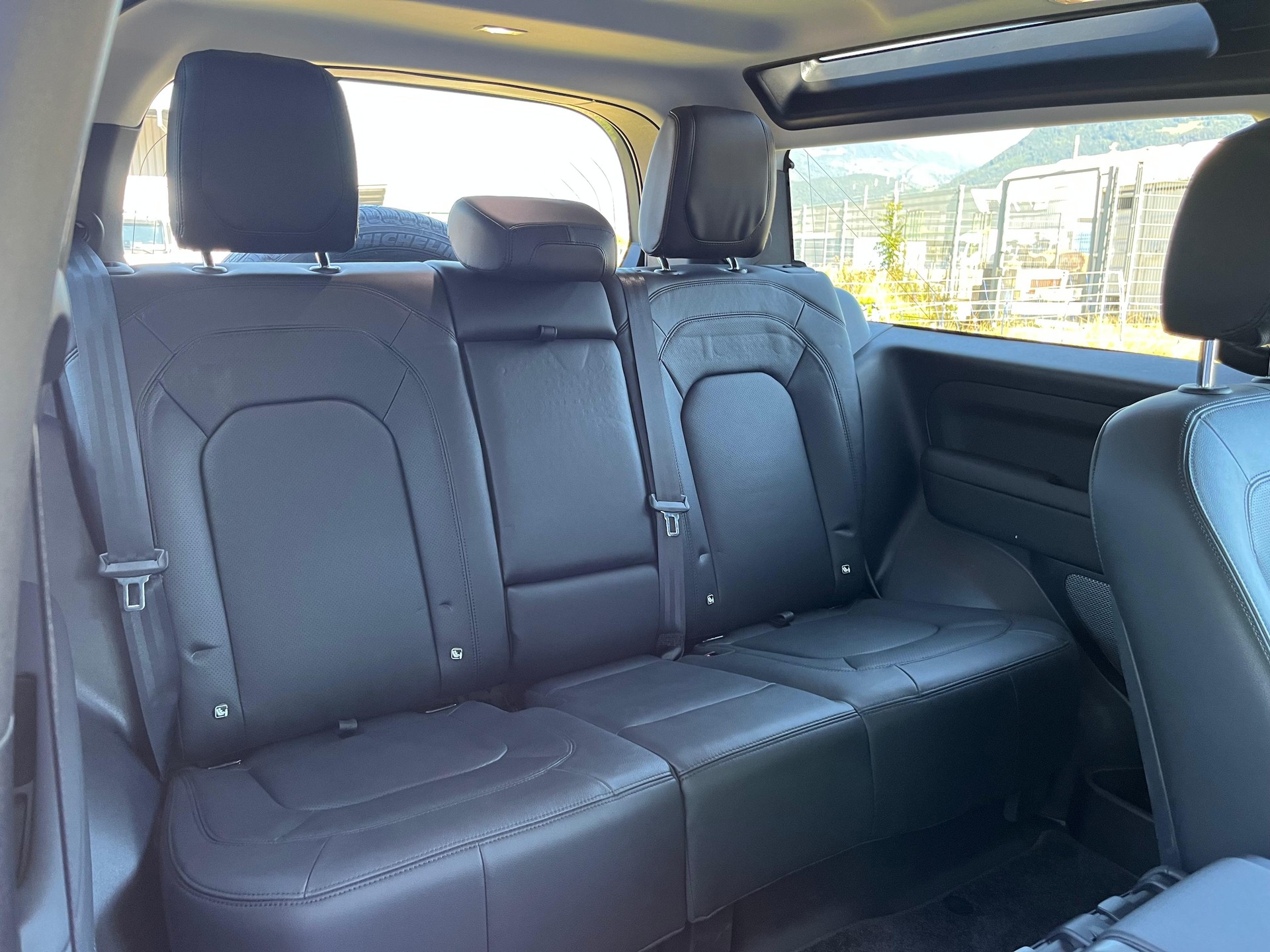 LAND ROVER Defender 90 3.0D I6 200 SE AT8-image-10