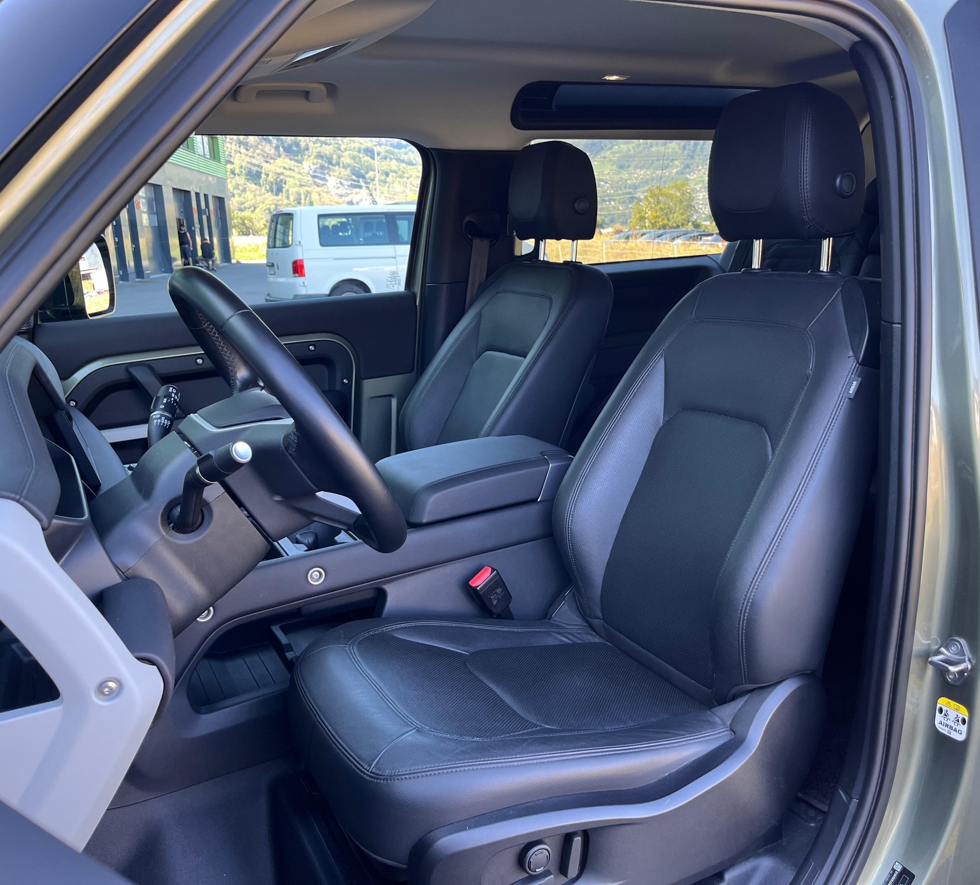 LAND ROVER Defender 90 3.0D I6 200 SE AT8-image-6