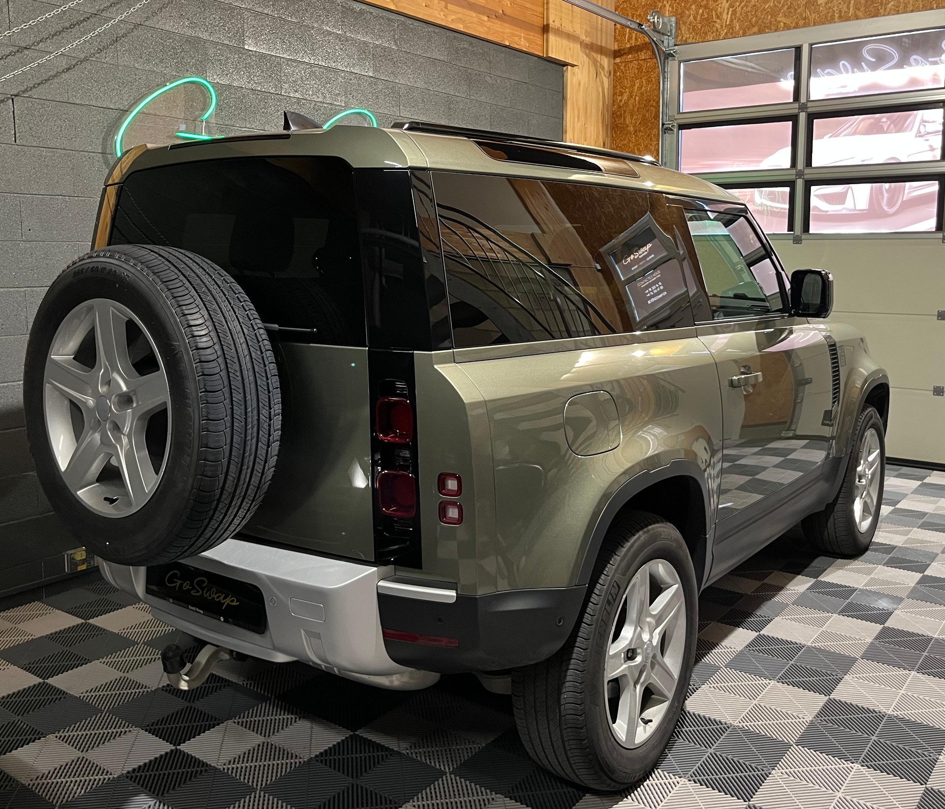 LAND ROVER Defender 90 3.0D I6 200 SE AT8-showroom-element-2