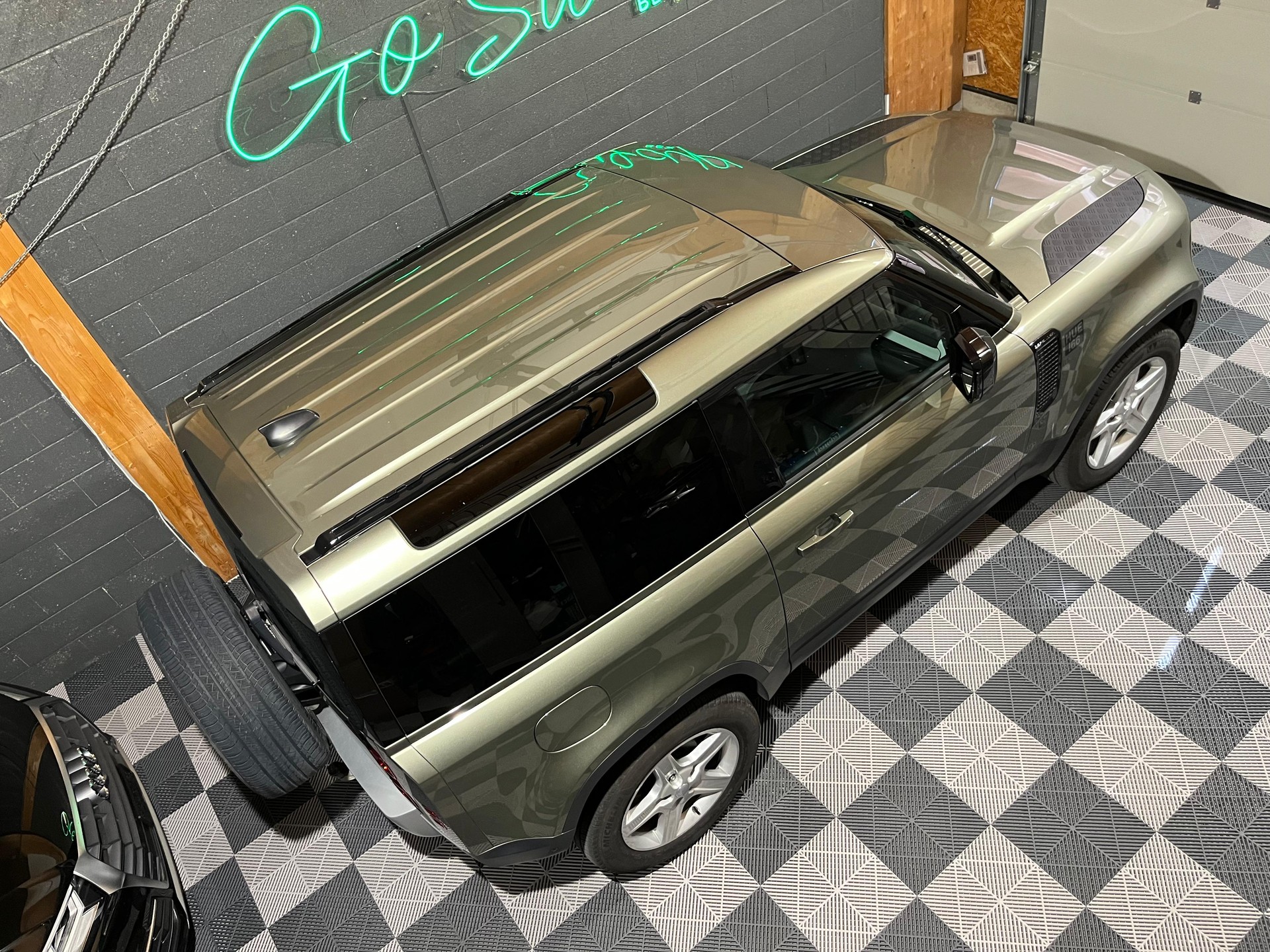 LAND ROVER Defender 90 3.0D I6 200 SE AT8-showroom-element-1