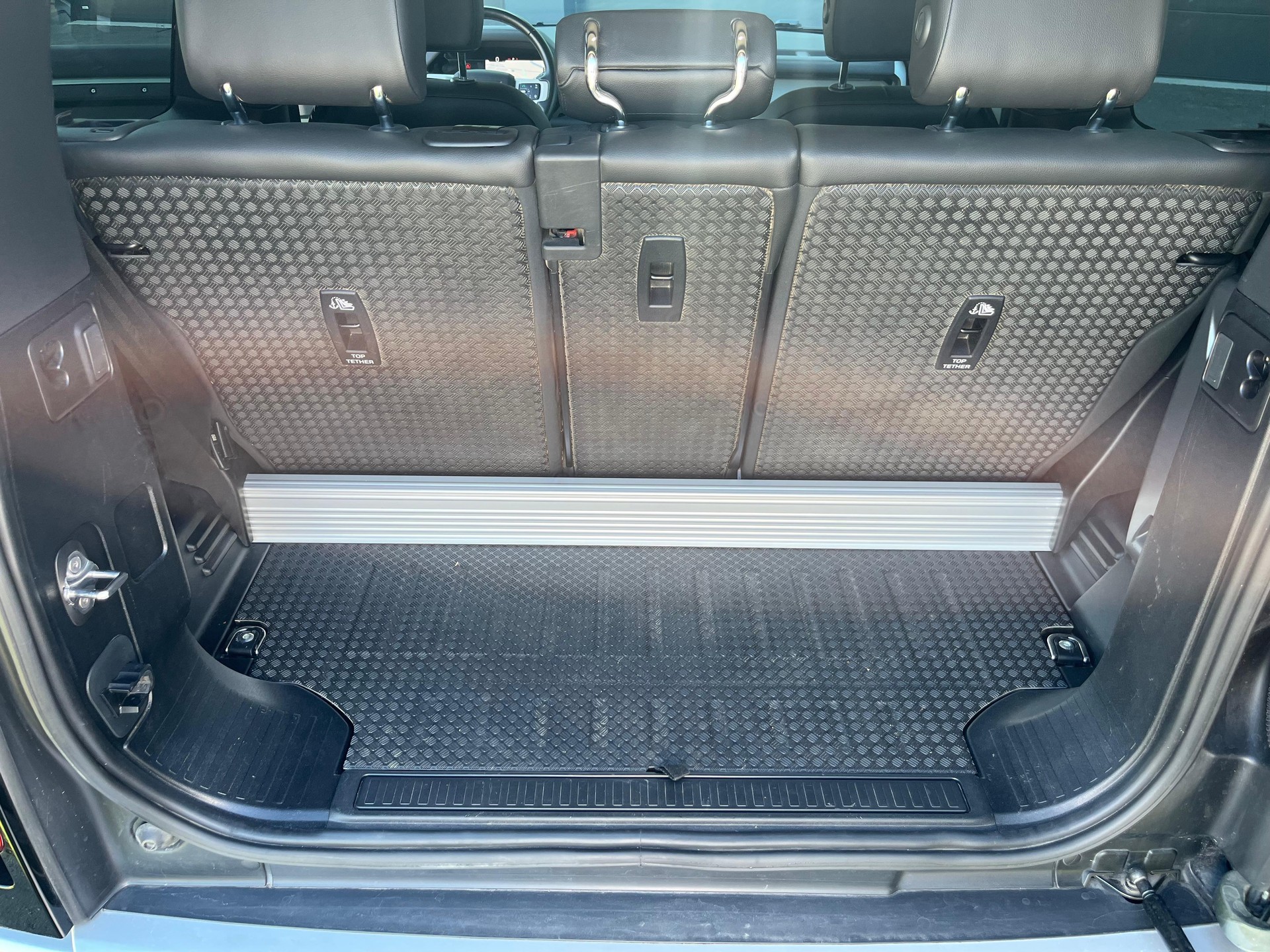 LAND ROVER Defender 90 3.0D I6 200 SE AT8-image-17