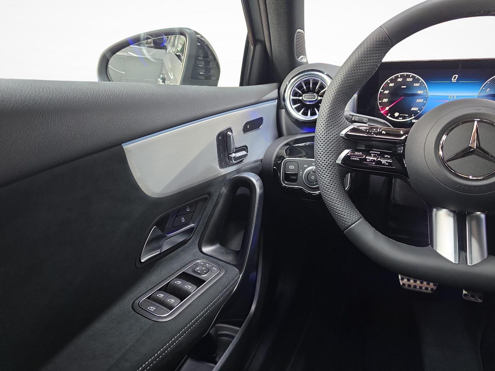 MERCEDES-BENZ A 220 4MATIC AMG Line-image-9