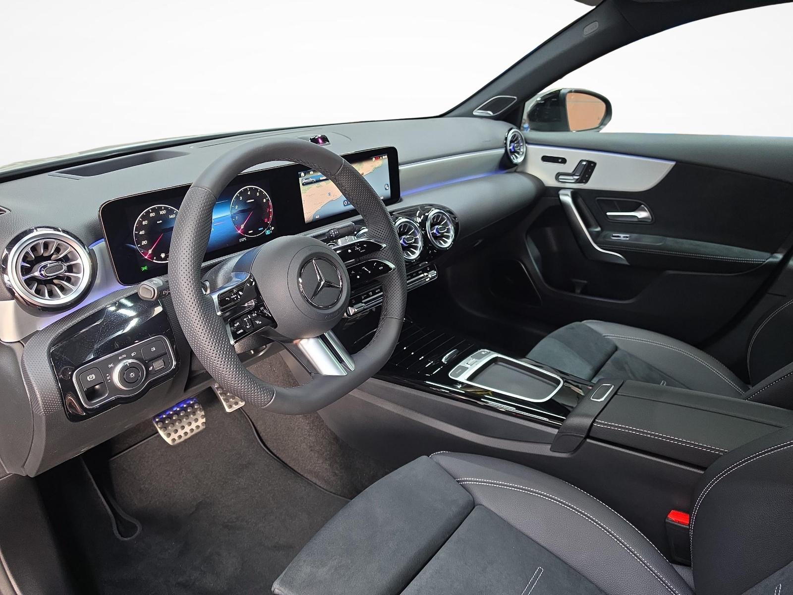MERCEDES-BENZ A 220 4MATIC AMG Line-image-6