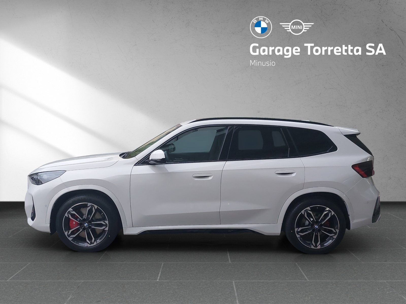 BMW iX1 xDrive 30 M Sport Pro-showroom-element-1